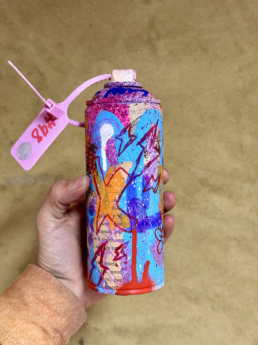 Boutique Art de Brunograffer - Bombe de peinture vide recyclée et custom en collaboration avec l'artiste TutoDraw. Signée à la main sur la spray avec une preuve d'authenticité sur une carte signée à la main fixée sur la buse en plastique sur le dessus.
 
Techniques : Peintures aérosols, Pastels à l'acryliques, feutres divers et collage de page de manga.
Vernis Mat.
 
 
POURQUOI RECYCLER LES BOMBE DE PEINTURE VIDES ?
Les bombes de peintures, une fois vides, c’est un enfer à recycler. C’est très long et c’est cher pour l’entreprise qui s’en occupe. A vrai dire, je ne saurai dire si beaucoup sont véritablement recycler.J’ai donc décidé de les recycler moi-même en leur donnant une seconde vie : je les perces pour utiliser encore le peu de peinture qui leur reste à l’intérieur dont je m'en sert pour les recouvrir entre elles. J’ajoute un peu de motifs, de couleurs, d’éclaboussures et de feutres pour les rendre plus unique. Enfin, je les signe et les vernis.
Chacune sont livrée avec une caps (embout en plastique sur le dessus) recyclé également (car souvent bouchée) sur laquelle est fixé un zip rose faisant office de preuve d'authenticité. Le zip est personnalisé sur le devant et signé sur le dos avec un autocollant holographique.
 
Livré emballé avec soin dans un colis suivi avec assurance à la valeur de l'objet.