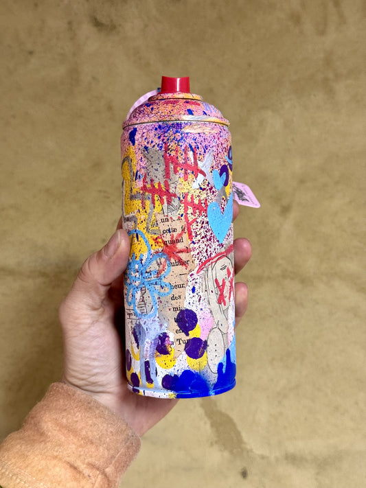 Boutique Art de Brunograffer - Bombe de peinture vide recyclée et custom en collaboration avec l'artiste TutoDraw. Signée à la main sur la spray avec une preuve d'authenticité sur une carte signée à la main fixée sur la buse en plastique sur le dessus.
 
Techniques : Peintures aérosols, Pastels à l'acryliques, feutres divers et collage de page de manga.
Vernis Mat.
 
 
POURQUOI RECYCLER LES BOMBE DE PEINTURE VIDES ?
Les bombes de peintures, une fois vides, c’est un enfer à recycler. C’est très long et c’est cher pour l’entreprise qui s’en occupe. A vrai dire, je ne saurai dire si beaucoup sont véritablement recycler.J’ai donc décidé de les recycler moi-même en leur donnant une seconde vie : je les perces pour utiliser encore le peu de peinture qui leur reste à l’intérieur dont je m'en sert pour les recouvrir entre elles. J’ajoute un peu de motifs, de couleurs, d’éclaboussures et de feutres pour les rendre plus unique. Enfin, je les signe et les vernis.
Chacune sont livrée avec une caps (embout en plastique sur le dessus) recyclé également (car souvent bouchée) sur laquelle est fixé un zip rose faisant office de preuve d'authenticité. Le zip est personnalisé sur le devant et signé sur le dos avec un autocollant holographique.
 
Livré emballé avec soin dans un colis suivi avec assurance à la valeur de l'objet.