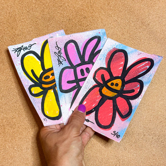 Stickers fleur dessiné à la main sur une étiquette de papier thermique recyclée.
Numéroté et signée sur le devant.
 
Vous recevrez un design au hasard parmi les exemples.
Photo non contractuelle.