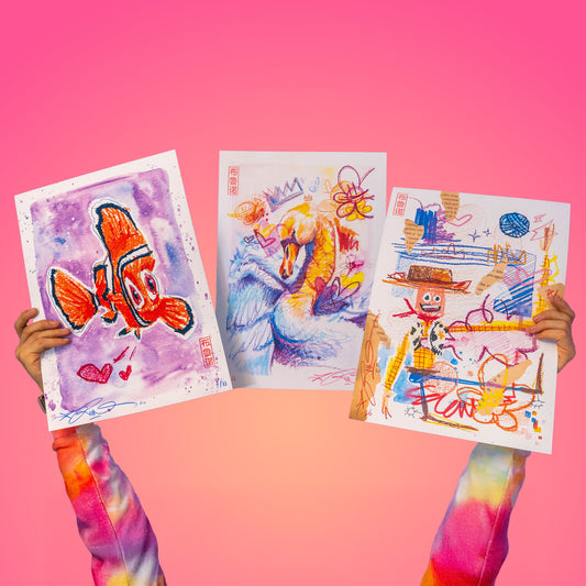 Trois illustrations réalisées en live sur Twitch à la peinture aquarelle, feutres, collages papier et à la craie grasse imprimé sur papier 300g de grande qualité.
 
Une édition limitée à 20 exemplaires signée, numérotée, tamponnée et gaufrée à la main sur le devant.
 
Choisissez le design de votre choix ou le lot complet des 3 posters.
 
Vendu sans cadre.