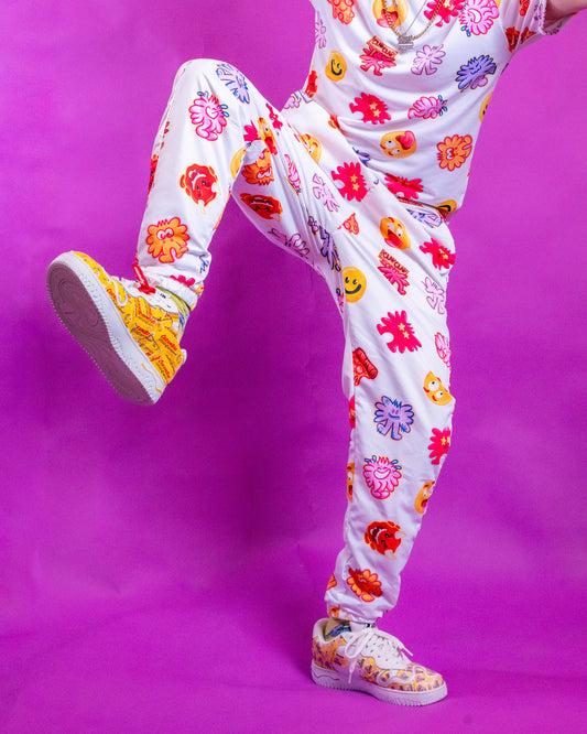 Habille-toi aux couleurs de PAD !
 
Afin d'éviter les frais de stockage et les pertes, chaque produits sont fabriqué sur commande. Le délais est assez long. Prévoir 3 à 4 semaines jusqu'à la réception de la commande.
• 100 % polyester• Tissu léger et résistant à l'eau• Entièrement doublé, doublure en maille• Bande élastique à la taille et aux chevilles• Cordon de serrage• Poches zippées
Guide des tailles




 
TAILLE (cm)
LONGUEUR D'ENTREJAMBE (cm)


XS
63.5
71.1


S
68.6
71.8


M
75
73


L
81.3
74.3


XL
89
75


2XL
92.7
76.2


3XL
99
76.8



