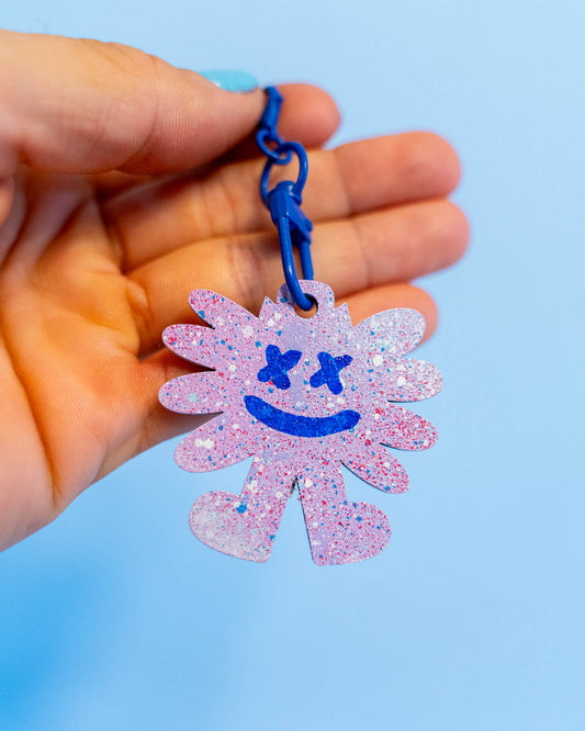 Un petit porte-clés en bois de 5 cm de côtés fabriqué avec la machine à découpe laser de chez Xtool.
 
Ce porte-clés est pleint à la main signé au dos et numéroté car c'est une édition limitée à 30 exemplaires !
 
Pad est le petite personnage que j'ai inventé effigie de ma chaine Brunograffer. Il s'appelle Pad car il n'a pad nom.