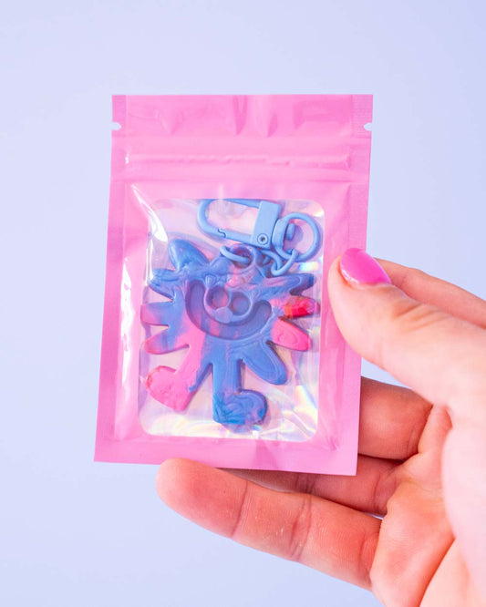 Boutique Art de Brunograffer - Un petit porte-clés en plastique de 5 cm de côtés fabriqué à partir de bouchons de bouteilles recyclées fondues et découpées à la main.
Pad est le petite personnage que j'ai inventé effigie de ma chaine Brunograffer. Il s'appelle Pad car il n'a pad nom.