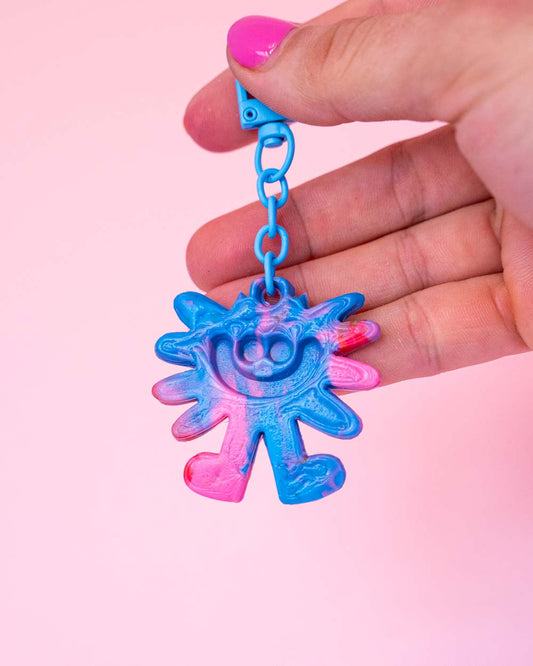 Un petit porte-clés en plastique de 5 cm de côtés fabriqué à partir de bouchons de bouteilles recyclées fondues et découpées à la main.
Pad est le petite personnage que j'ai inventé effigie de ma chaine Brunograffer. Il s'appelle Pad car il n'a pad nom.