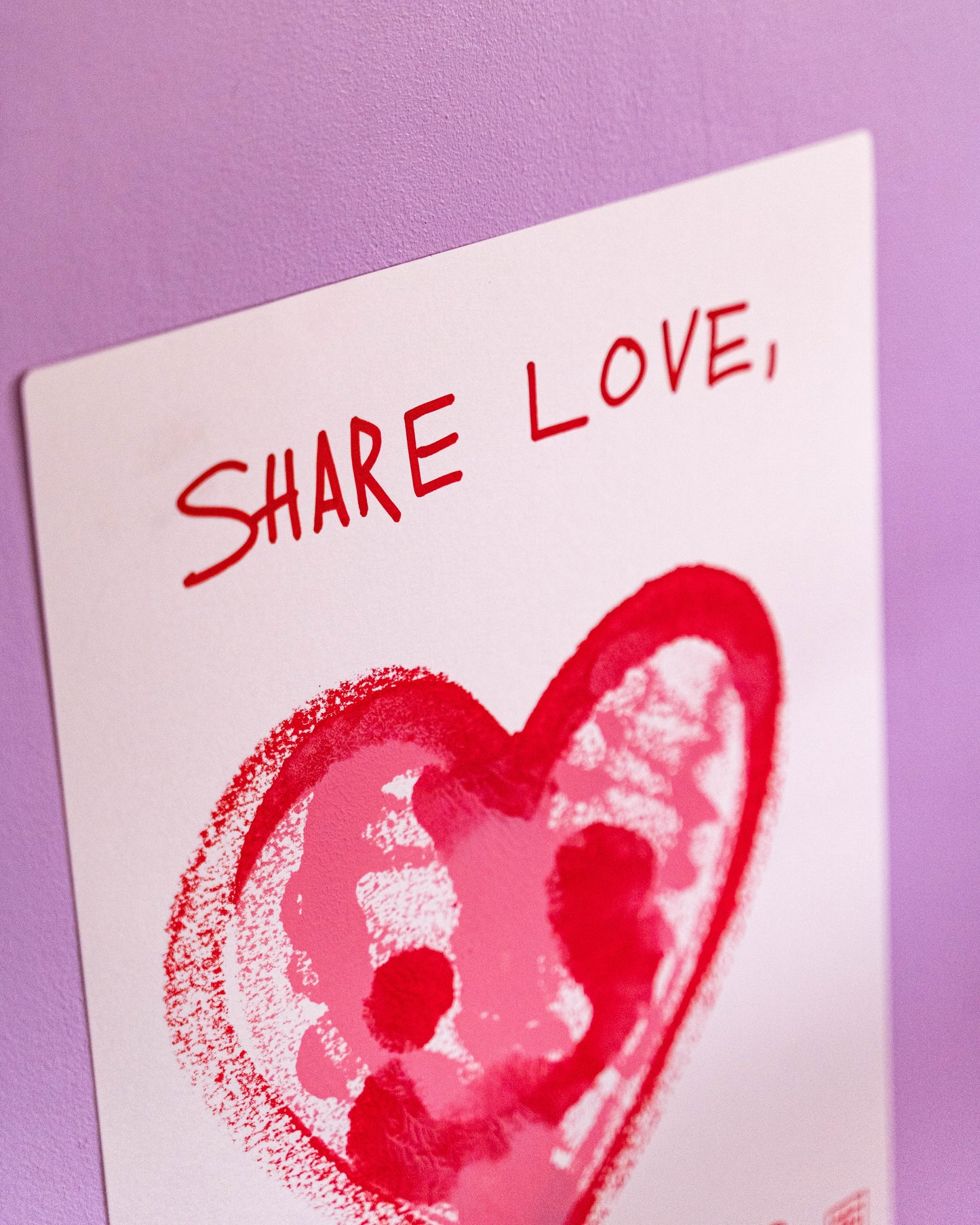 Share love, it duplicates -Exemplaire unique réalisé en compressant deux feutres de papier 300g l'une contre l'autre avec de la peinture à l'acrylique en milieu réalisant un effet miroir tel un test de Rorschach. Tamponné, signé et gaufré à la main. Vendue sans cadre. photographiés non contractuelles-Brunograffer