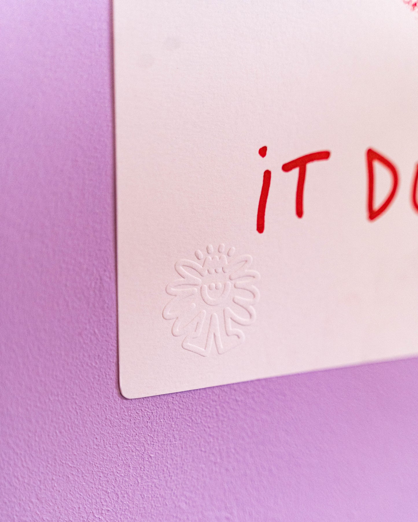 Share love, it duplicates -Exemplaire unique réalisé en compressant deux feutres de papier 300g l'une contre l'autre avec de la peinture à l'acrylique en milieu réalisant un effet miroir tel un test de Rorschach. Tamponné, signé et gaufré à la main. Vendue sans cadre. photographiés non contractuelles-Brunograffer