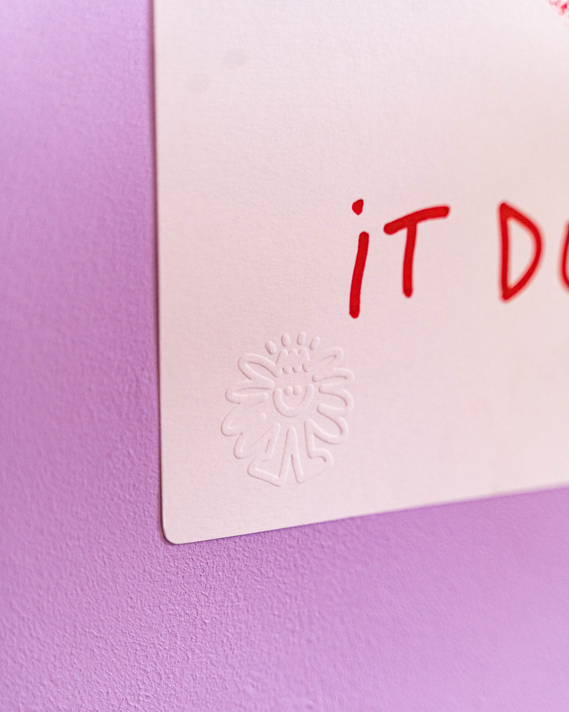 Share love, it duplicates -Exemplaire unique réalisé en compressant deux feutres de papier 300g l'une contre l'autre avec de la peinture à l'acrylique en milieu réalisant un effet miroir tel un test de Rorschach. Tamponné, signé et gaufré à la main. Vendue sans cadre. photographiés non contractuelles-Brunograffer