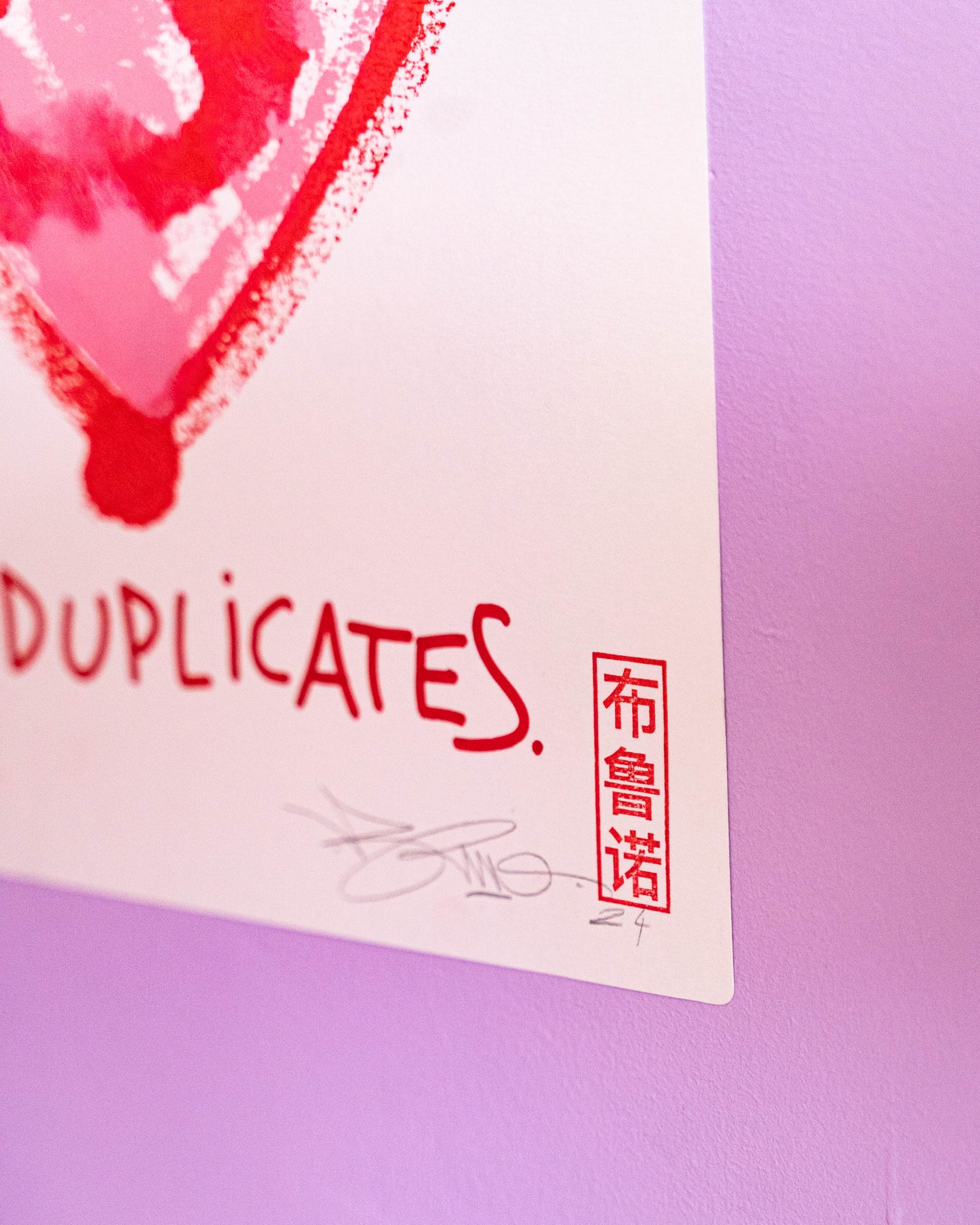 Share love, it duplicates -Exemplaire unique réalisé en compressant deux feutres de papier 300g l'une contre l'autre avec de la peinture à l'acrylique en milieu réalisant un effet miroir tel un test de Rorschach. Tamponné, signé et gaufré à la main. Vendue sans cadre. photographiés non contractuelles-Brunograffer