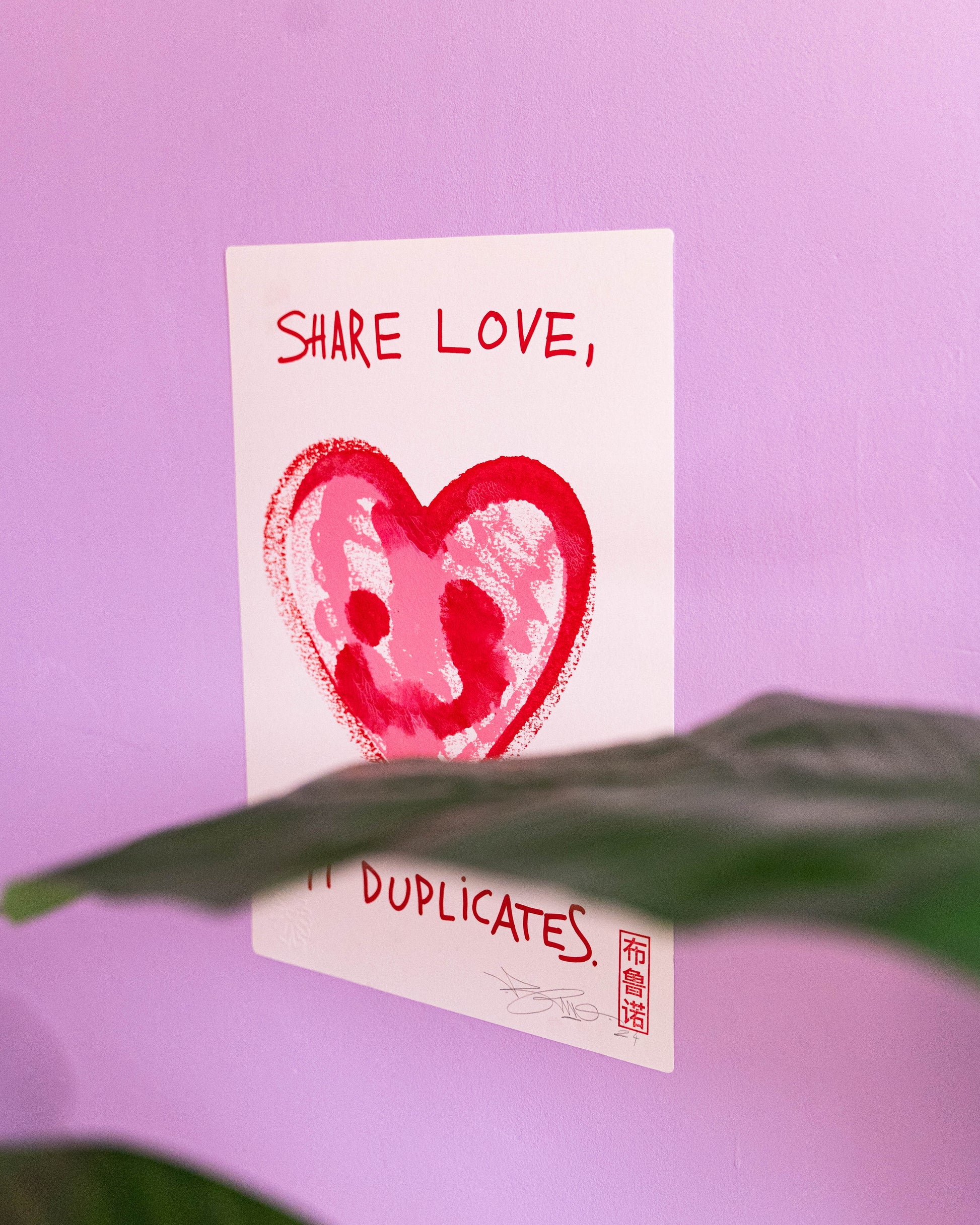 Share love, it duplicates -Exemplaire unique réalisé en compressant deux feutres de papier 300g l'une contre l'autre avec de la peinture à l'acrylique en milieu réalisant un effet miroir tel un test de Rorschach. Tamponné, signé et gaufré à la main. Vendue sans cadre. photographiés non contractuelles-Brunograffer