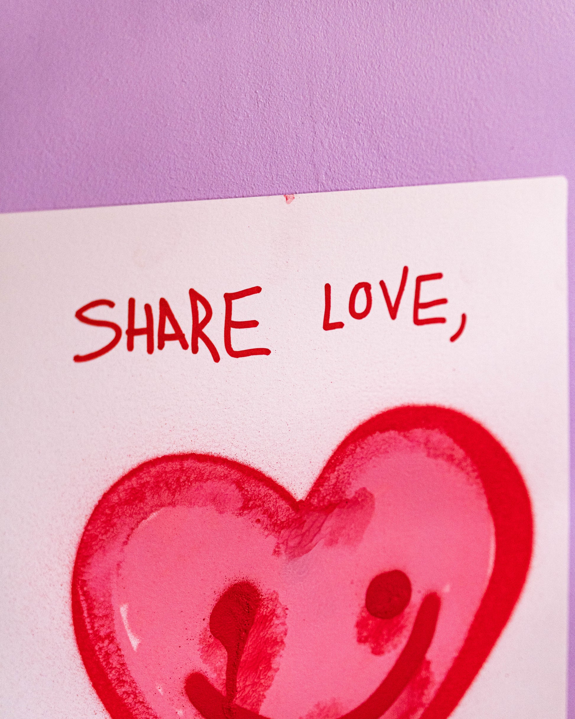 Share love, it duplicates -Exemplaire unique réalisé en compressant deux feutres de papier 300g l'une contre l'autre avec de la peinture à l'acrylique en milieu réalisant un effet miroir tel un test de Rorschach. Tamponné, signé et gaufré à la main. Vendue sans cadre. photographiés non contractuelles-Brunograffer
