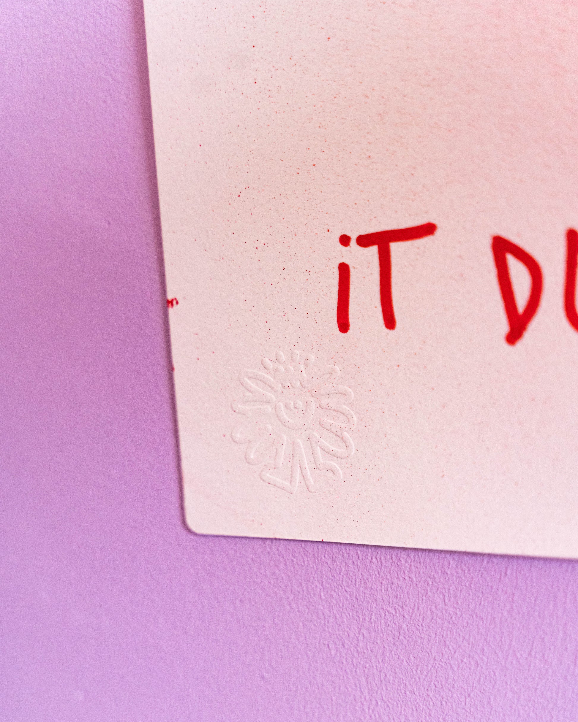 Share love, it duplicates -Exemplaire unique réalisé en compressant deux feutres de papier 300g l'une contre l'autre avec de la peinture à l'acrylique en milieu réalisant un effet miroir tel un test de Rorschach. Tamponné, signé et gaufré à la main. Vendue sans cadre. photographiés non contractuelles-Brunograffer