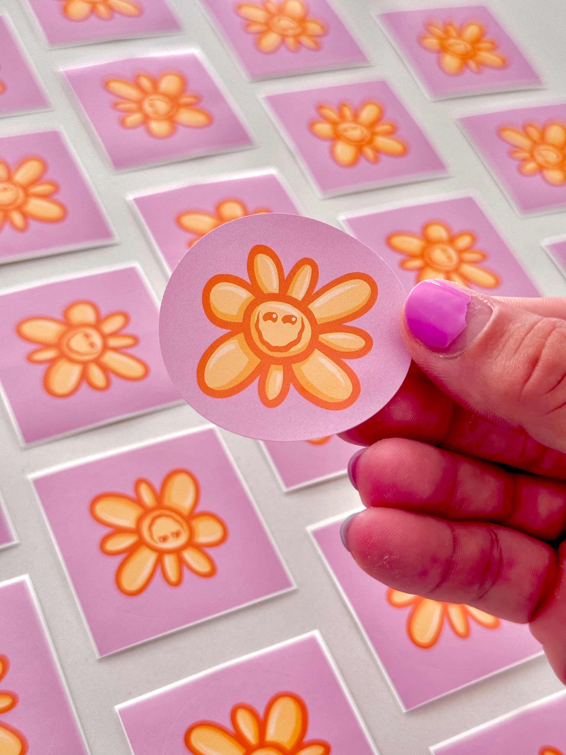Sticker fleur orange -Des stickers de petite fleurs ! Taille 5cm de diamètre Un exemplaire de ces stickers est offert dans chaque commande parmi les 4 designs des stickers ronds. Mais vous pouvez en ajouter d’avantage si vous le souhaitez en les commandant ici 👌🏼-Brunograffer