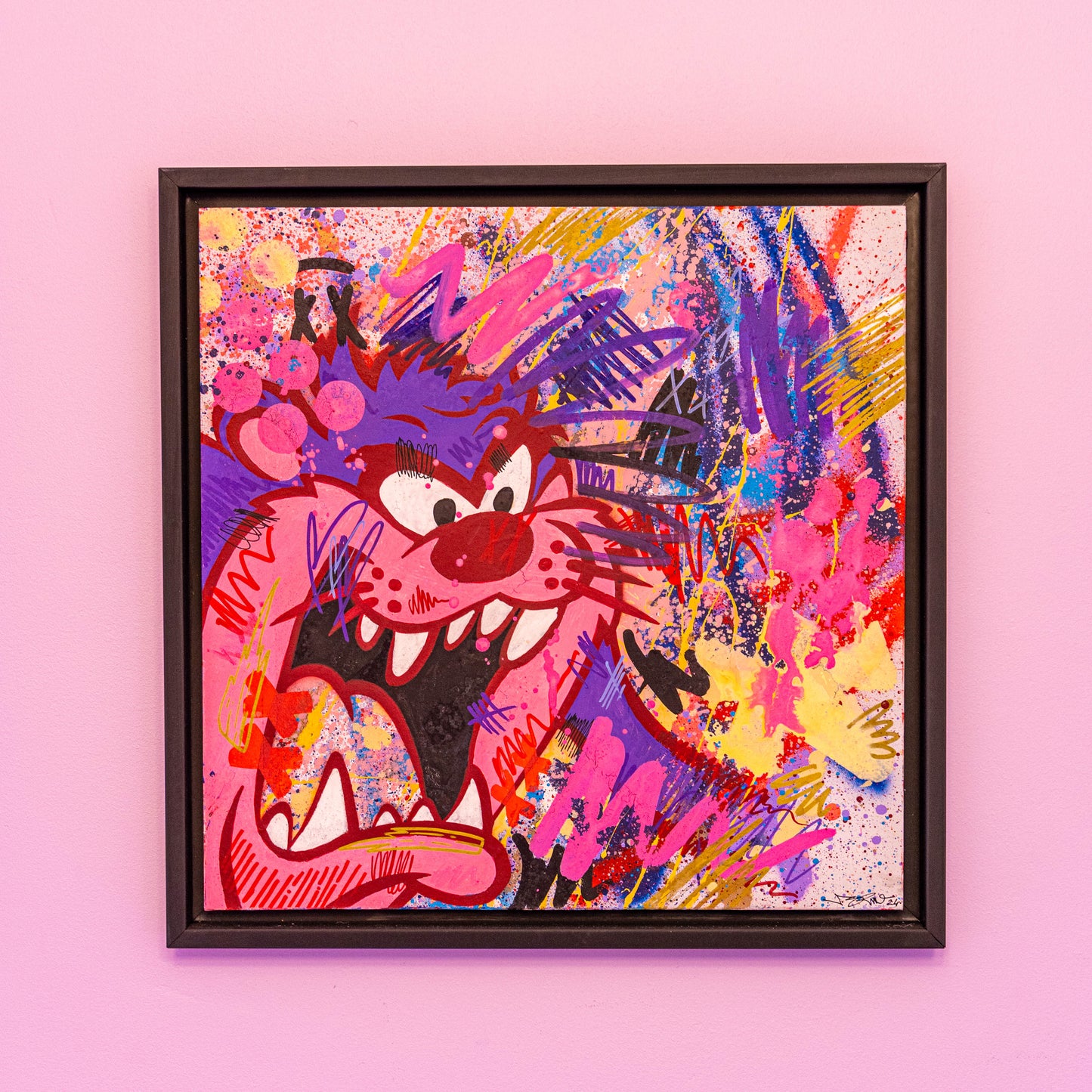 Taz Violet (Original) -Petit tableau d'un personnage de cartoon Looney Toons. Des personnages que j'adore depuis mon plus jeune âge pour lesquels je souhaite rendre hommage dans des peintures originales. Signée et datée à la main sur le devant et le derrière ainsi que tamponnée au dos. Chaque peinture est vendue avec un certificat d'authenticité (voir photo) et encadrée dans une caisse américaine sur mesure. Exemplaire unique. Dimensions sans cadre : 36x36cm Avec cadre : 40x40cm-Brunograffer