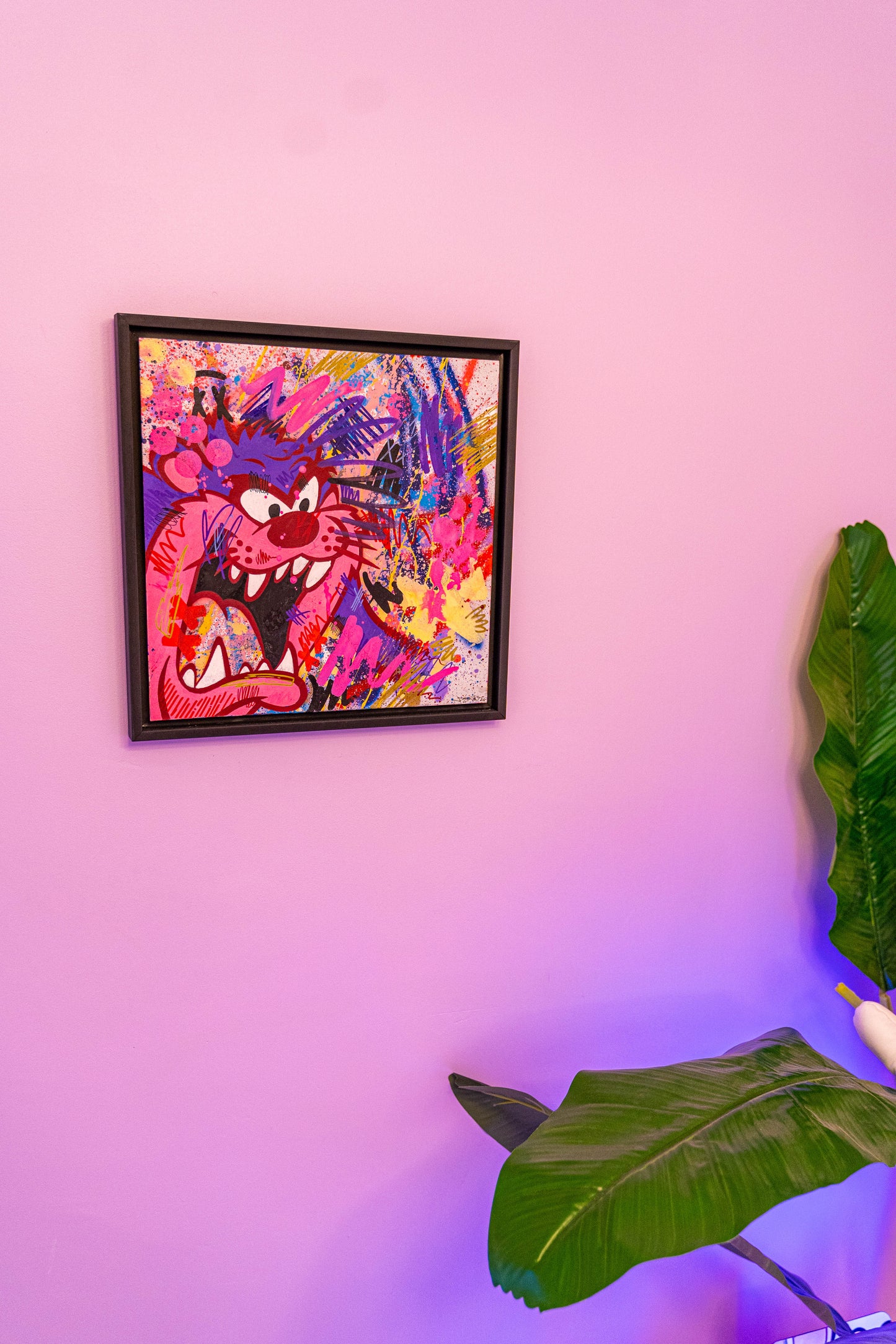 Taz Violet (Original) -Petit tableau d'un personnage de cartoon Looney Toons. Des personnages que j'adore depuis mon plus jeune âge pour lesquels je souhaite rendre hommage dans des peintures originales. Signée et datée à la main sur le devant et le derrière ainsi que tamponnée au dos. Chaque peinture est vendue avec un certificat d'authenticité (voir photo) et encadrée dans une caisse américaine sur mesure. Exemplaire unique. Dimensions sans cadre : 36x36cm Avec cadre : 40x40cm-Brunograffer