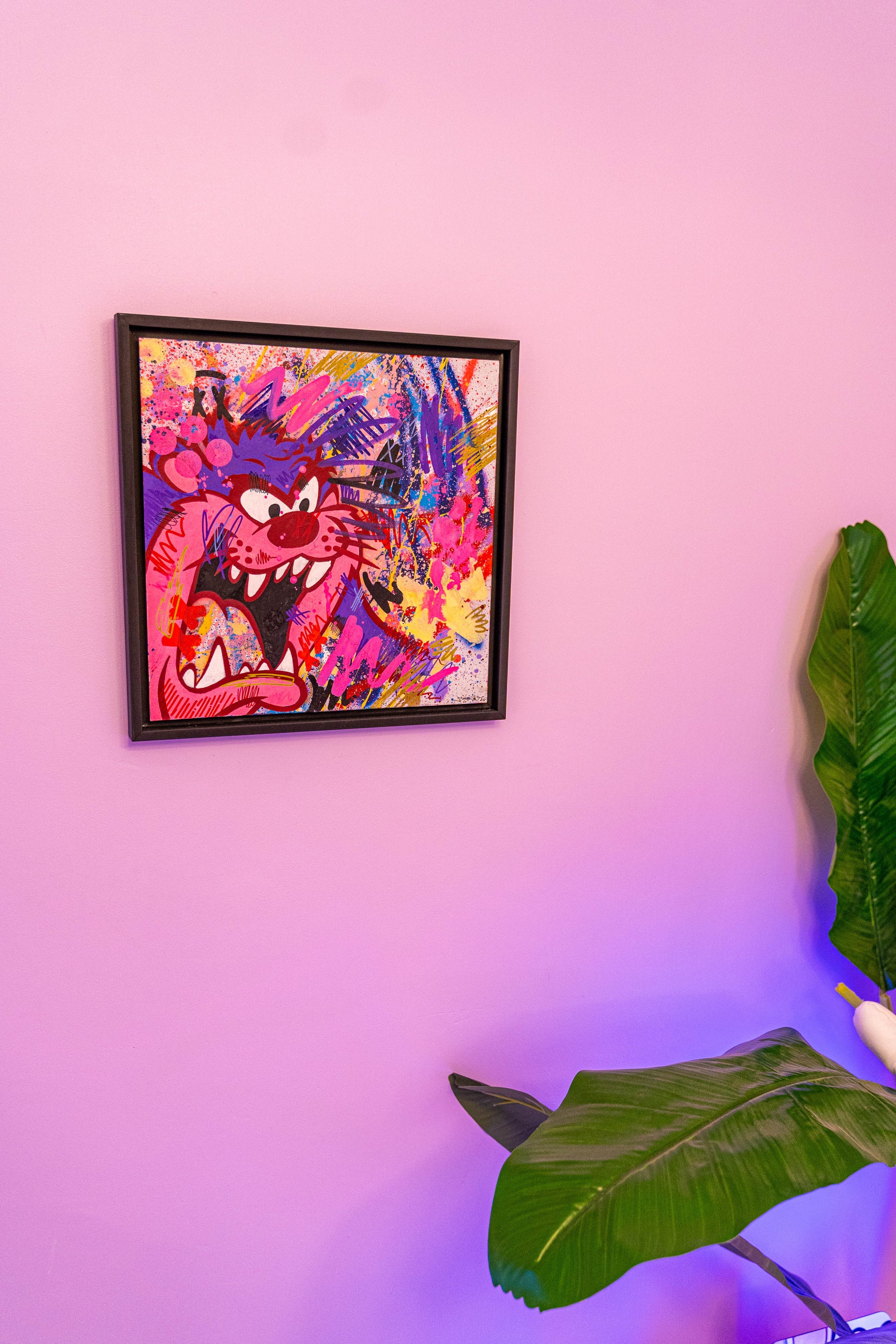 Taz Violet (Original) -Petit tableau d'un personnage de cartoon Looney Toons. Des personnages que j'adore depuis mon plus jeune âge pour lesquels je souhaite rendre hommage dans des peintures originales. Signée et datée à la main sur le devant et le derrière ainsi que tamponnée au dos. Chaque peinture est vendue avec un certificat d'authenticité (voir photo) et encadrée dans une caisse américaine sur mesure. Exemplaire unique. Dimensions sans cadre : 36x36cm Avec cadre : 40x40cm-Brunograffer