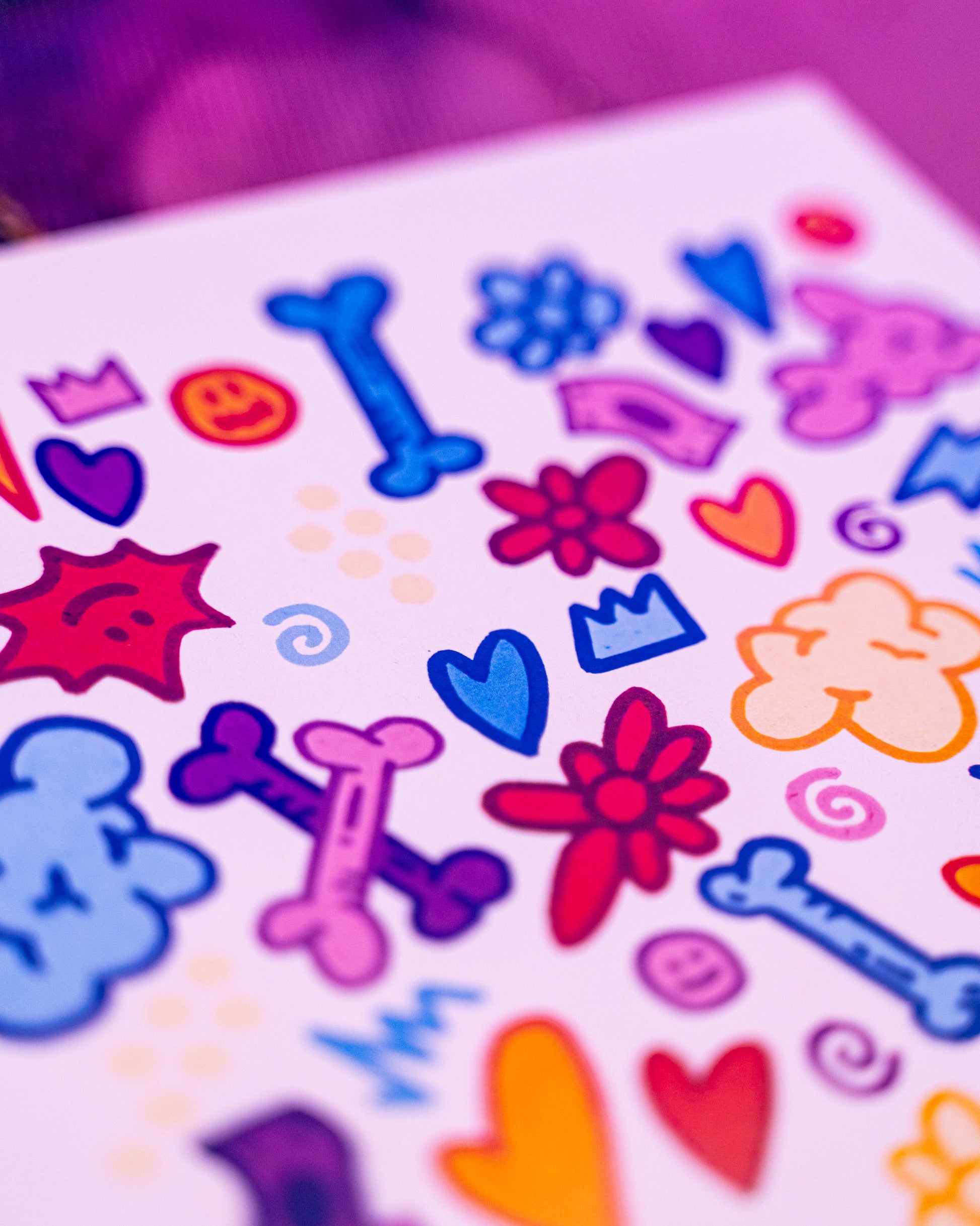 Doodles -Poster imprimée d'une illustration réalisée au feutre mon mon premier livre d'art : Bouquin. Chaque poster est gaufré à la main pour preuve d'authenticité. Format : A4.-Brunograffer