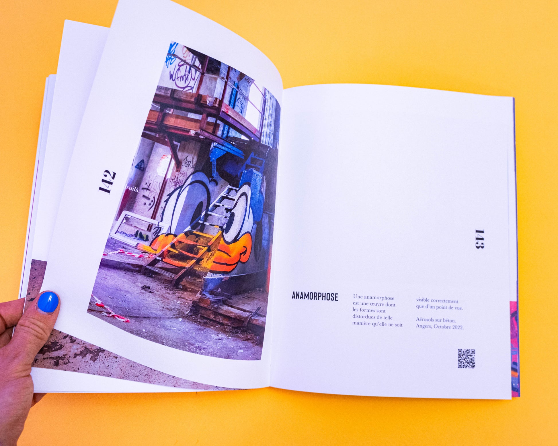 Photo de mon nouveau Livre qui s'appelle Livre. Un Livre d'art compilant tous les travaux artistiques en dessins, peintures, customs, collaborations et photographies de ces 6 dernières années