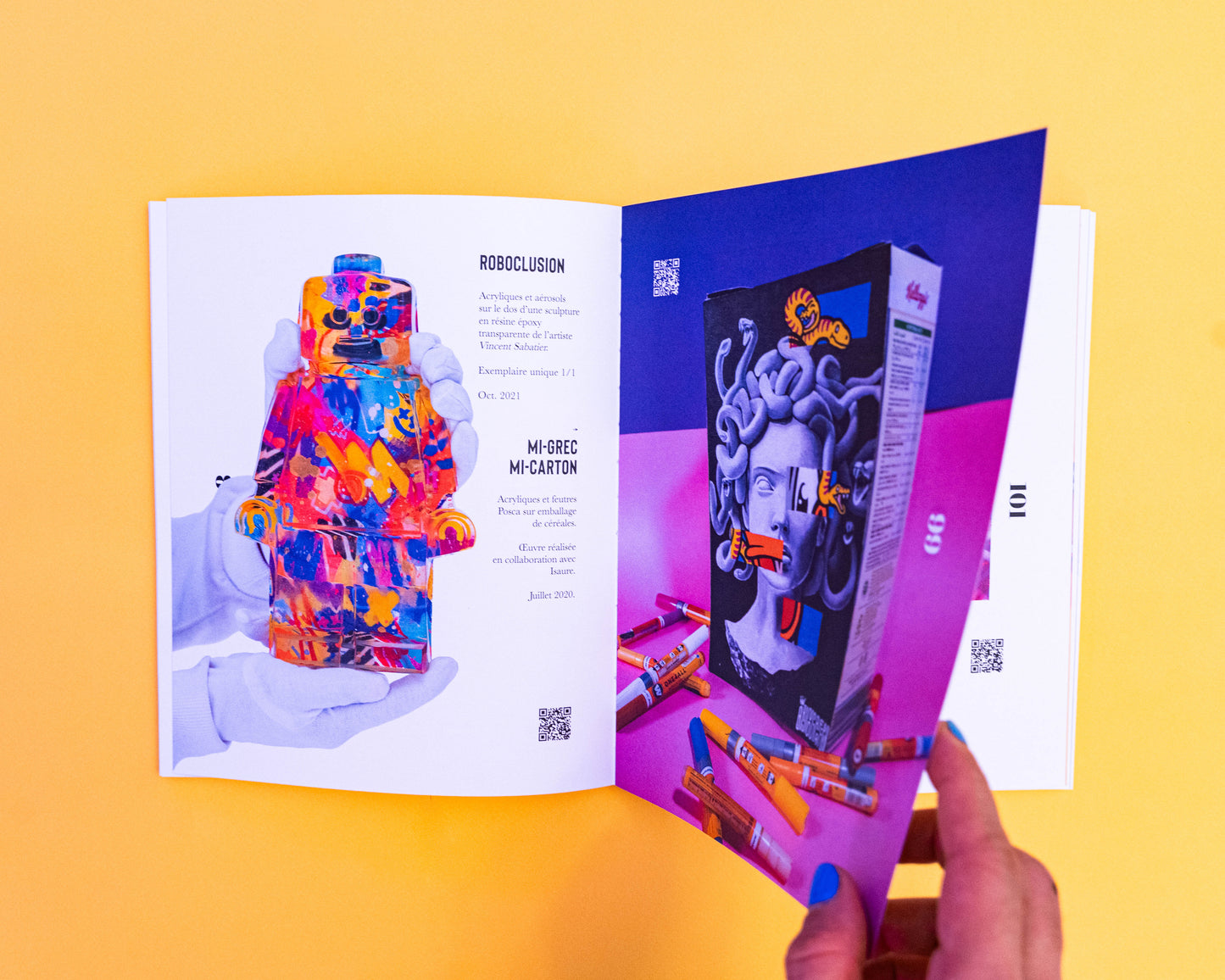 Photo de mon nouveau Livre qui s'appelle Livre. Un Livre d'art compilant tous les travaux artistiques en dessins, peintures, customs, collaborations et photographies de ces 6 dernières années