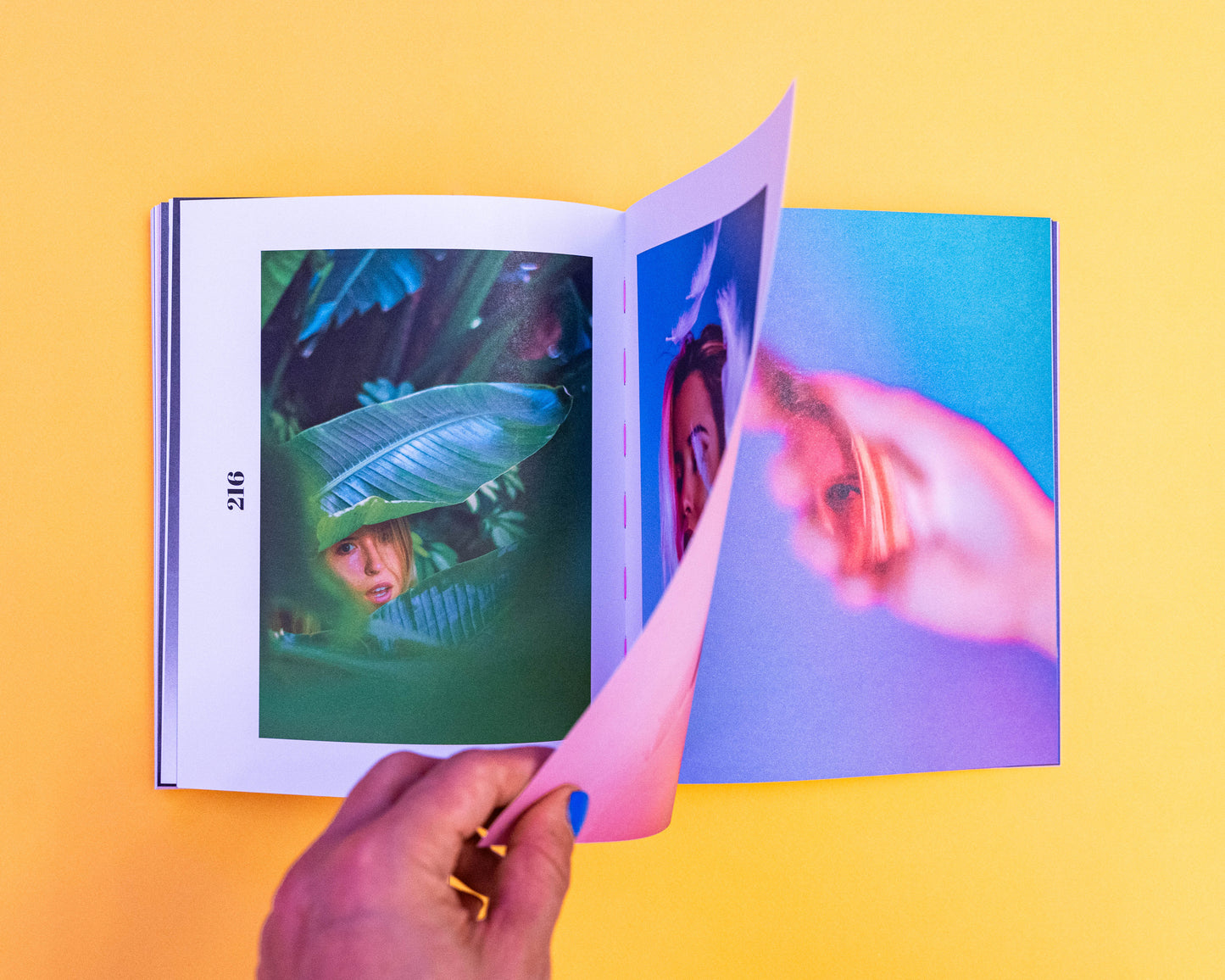 Photo de mon nouveau Livre qui s'appelle Livre. Un Livre d'art compilant tous les travaux artistiques en dessins, peintures, customs, collaborations et photographies de ces 6 dernières années