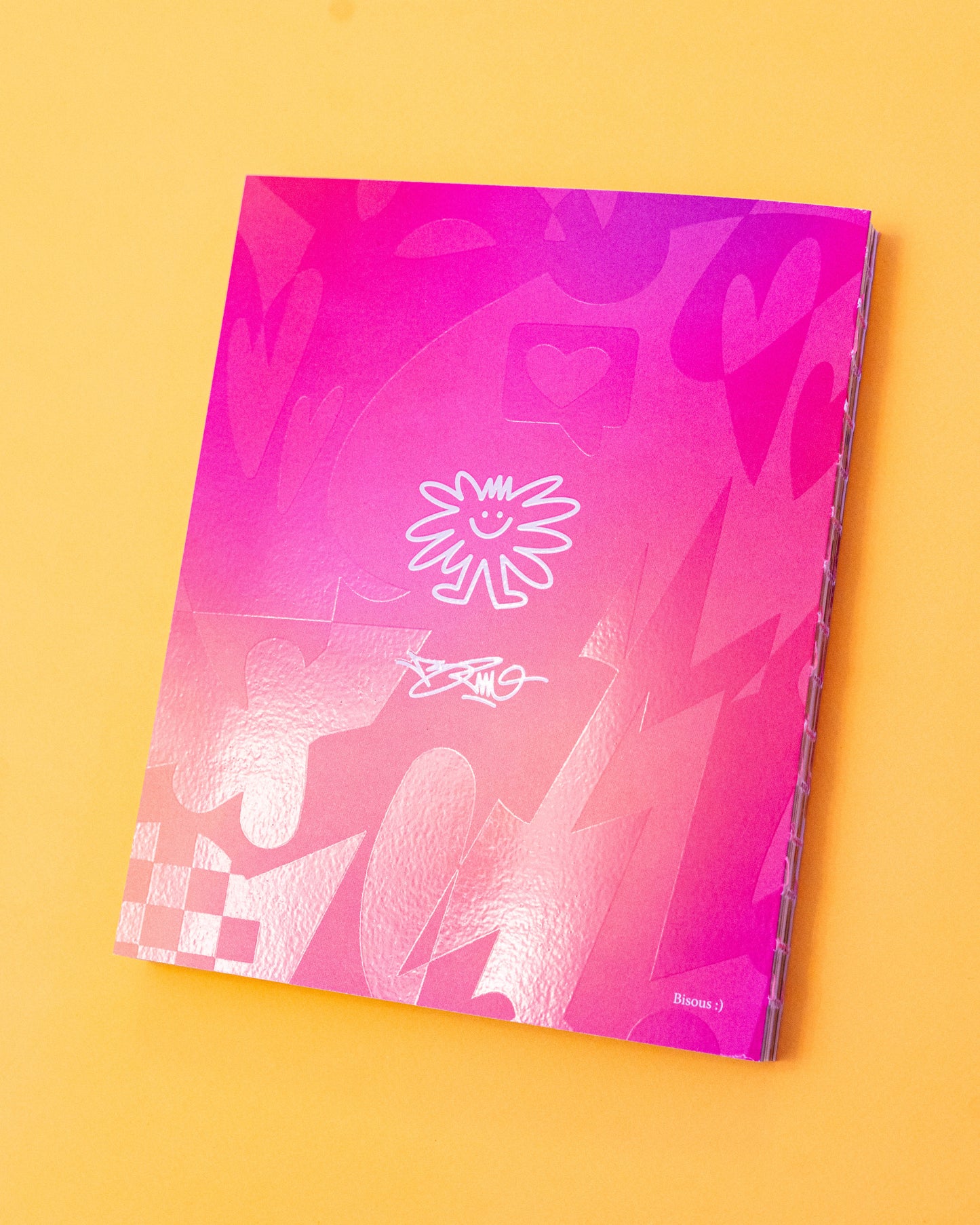 Photo de mon nouveau Livre qui s'appelle Livre. Un Livre d'art compilant tous les travaux artistiques en dessins, peintures, customs, collaborations et photographies de ces 6 dernières années