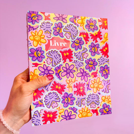 Un livre de 240 pages sur un papier épais de 120g imprimé en Offset compilant tous mes meilleurs et projets préférés depuis 2018. De la peinture, du dessin, des customisations de sneakers et d'objets en tout genre aux collaborations en passant par la photographie, vous trouvez dans ce livre tout mon univers. Également des projets n'ayant jamais été partagé en ligne.
 
C'est en 2016 que j'ai créé ma chaine Youtube et c'est en 2019, suite à l'obtention de mon diplôme de Master en Design Graphique, que j'ai commencé à me lancé à pleins temps dans la création artistique. J'explore depuis plusieurs années ce qui me fait plaisir et vous le montre sur les réseaux sociaux.
Aujourd'hui je suis très fier de vous partager mon premier Livre auto édité. J'ai imaginé ce livre dans son intégralité tout comme la mise en page. Cette dernière reprend le nombre d'or dans sa géométrie de composition pour une harmonie parfaite.
 
Séance de dédicaces :
— MULHOUSE : 22 mars dans le Cultura de Wittenheilm— MONTPELIER : 5-6 avril au TGS Montpellier— LAUSANNE : 18-21 avril à Polymanga— LAUSANNE : 25 avril à  Miximage
Les dédicaces sont gratuites lors de ces événements ou en supplément pour les commandes en ligne. Vous pourrez aussi choisir l'option 
