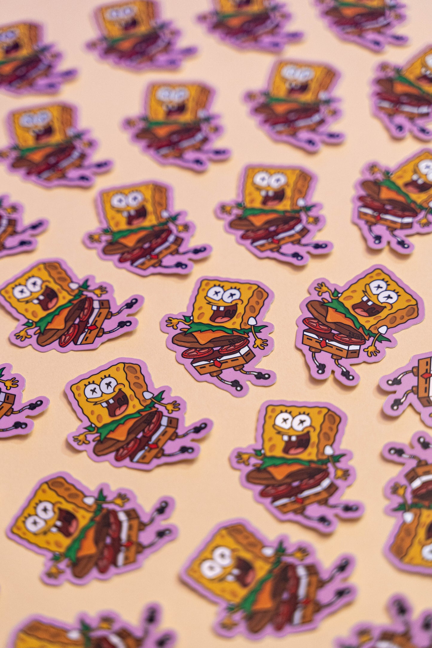 Bob l'Éponge Burger -Illustration digitale imprimée sur stickers Vinyl mat avec effet holographique. Les autocollants sont résistant aux poussières et aux éclaboussures. Veillez bien à les coller sur une surface lisse, propre et sèche pour un bon maintient. Par exemple sur un casque, un vélo, un frigo, une porte, le dos d'un téléphone, etc. Matériaux : Sticker Vinyle mat avec effet holographique.Dimensions : 4,3 x 5,8 cm Vendu à l'unité-Brunograffer