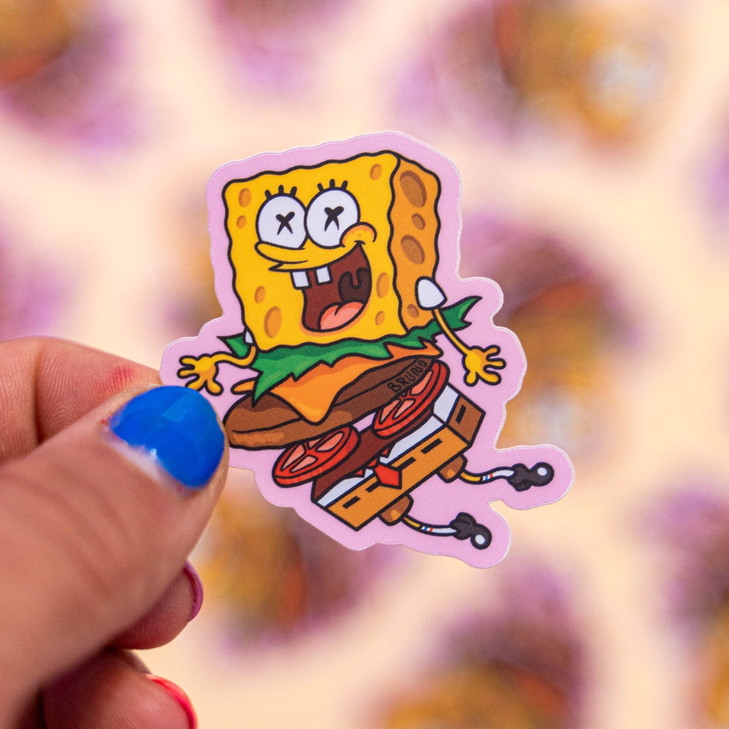 Bob l'Éponge Burger -Illustration digitale imprimée sur stickers Vinyl mat avec effet holographique. Les autocollants sont résistant aux poussières et aux éclaboussures. Veillez bien à les coller sur une surface lisse, propre et sèche pour un bon maintient. Par exemple sur un casque, un vélo, un frigo, une porte, le dos d'un téléphone, etc. Matériaux : Sticker Vinyle mat avec effet holographique.Dimensions : 4,3 x 5,8 cm Vendu à l'unité-Brunograffer