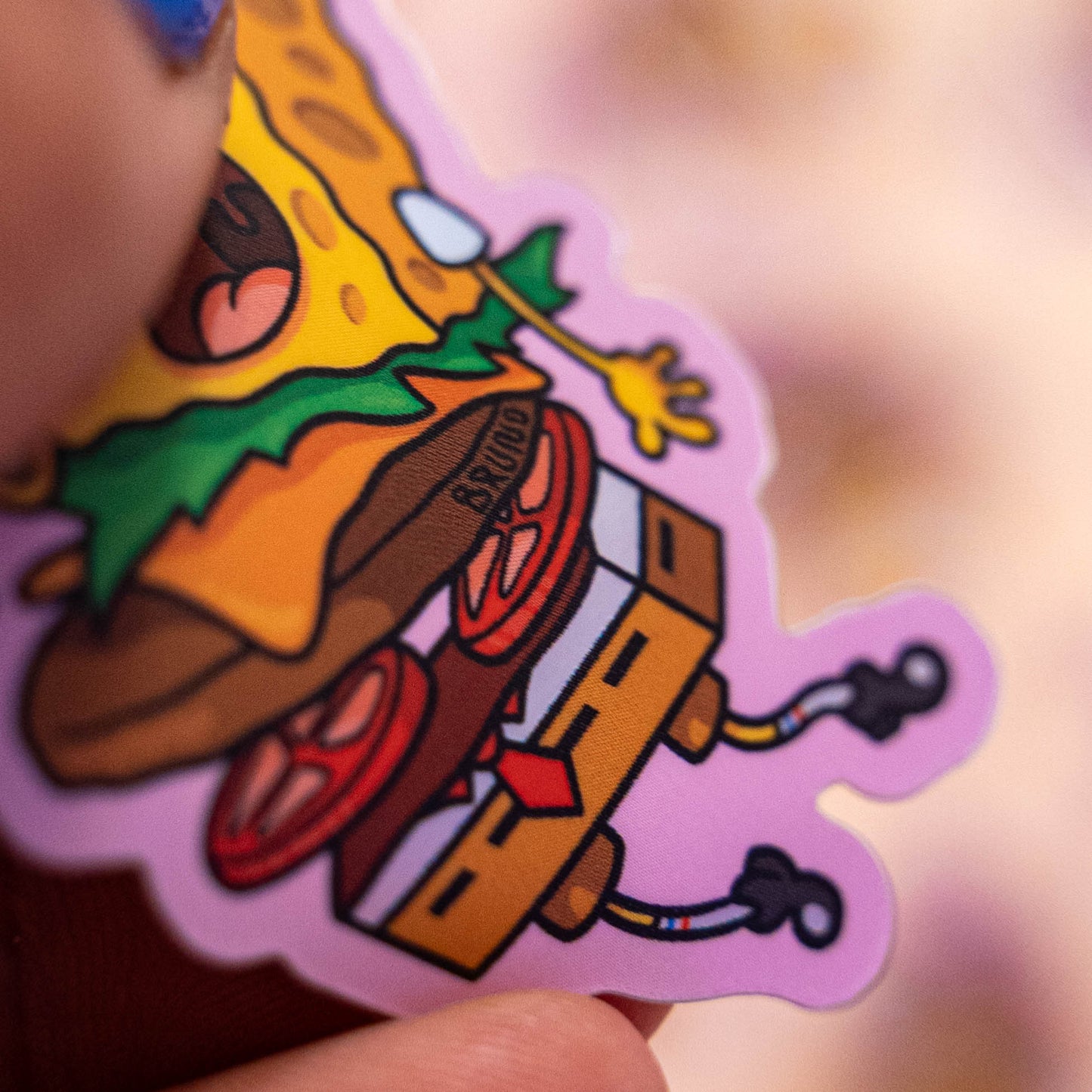 Bob l'Éponge Burger -Illustration digitale imprimée sur stickers Vinyl mat avec effet holographique. Les autocollants sont résistant aux poussières et aux éclaboussures. Veillez bien à les coller sur une surface lisse, propre et sèche pour un bon maintient. Par exemple sur un casque, un vélo, un frigo, une porte, le dos d'un téléphone, etc. Matériaux : Sticker Vinyle mat avec effet holographique.Dimensions : 4,3 x 5,8 cm Vendu à l'unité-Brunograffer