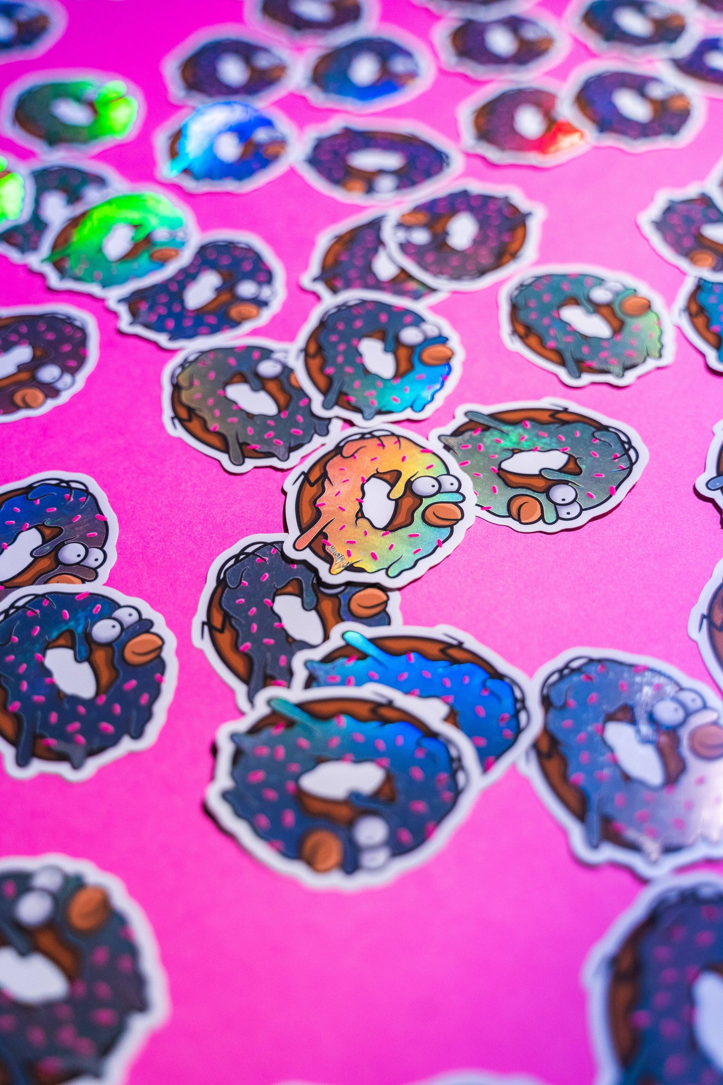 Homer Simpson donut -Illustration digitale imprimée sur stickers Vinyl mat avec effet holographique. Les autocollants sont résistant aux poussières et aux éclaboussures. Veillez bien à les coller sur une surface lisse, propre et sèche pour un bon maintient. Par exemple sur un casque, un vélo, un frigo, une porte, le dos d'un téléphone, etc. Matériaux : Sticker Vinyle mat avec effet holographique.Dimensions : 4,8 x 5,5 cm Vendu à l'unité-Brunograffer