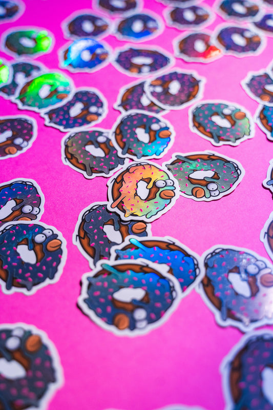 Boutique Art de Brunograffer - Illustration digitale imprimée sur stickers Vinyl mat avec effet holographique.
Les autocollants sont résistant aux poussières et aux éclaboussures. Veillez bien à les coller sur une surface lisse, propre et sèche pour un bon maintient. Par exemple sur un casque, un vélo, un frigo, une porte, le dos d'un téléphone, etc.
Matériaux : Sticker Vinyle mat avec effet holographique.Dimensions : 4,8 x 5,5 cm
 
Vendu à l'unité