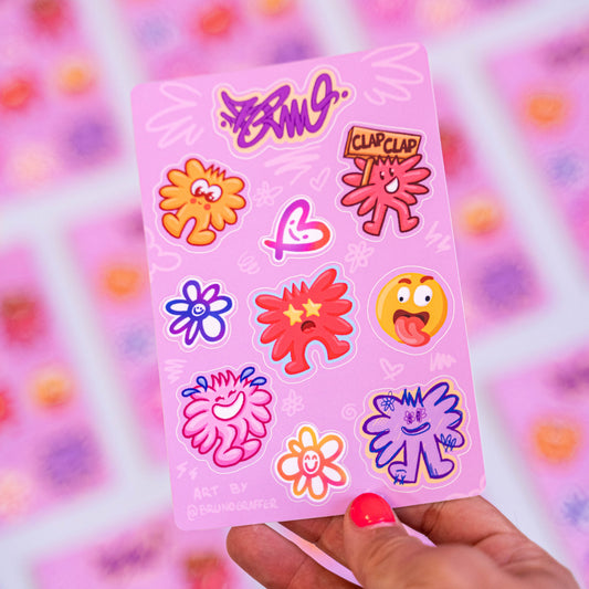 Illustrations digitales pour les emotes de la chaine de stream en live sur Twitch maintenant disponibles en planche de stickers.
Cette planche comprend 10 stickers.
 
Les illustrations sont réalisées sur tablette iPad avec Procreate puis imprimée. Les autocollants sont résistant aux poussières et aux éclaboussures. Veillez bien à les coller sur une surface lisse, propre et sèche pour un bon maintient. Par exemple sur un casque, un vélo, un frigo, une porte, le dos d'un téléphone, etc.
Matériaux : Sticker Vinyl MatDimensions : 10 x 15 cm