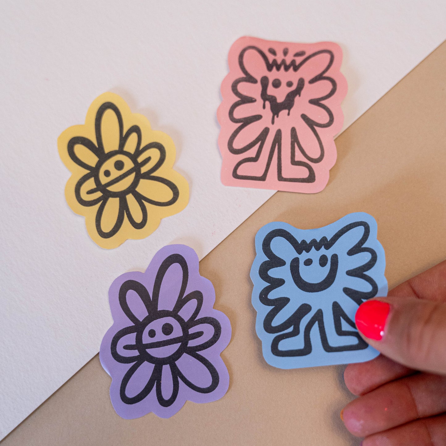 Pack Pad & Fleurs (4 Stickers) -Papier thermique autocollant imprimé et découpé à la main pour un pack de 4 stickers différents. Le pack comporte 1 stickers de chaque couleurs : Jaune, Rose, Violet et Bleu avec 3 visuels différents. Un visuels au hasard est donc en double. Dimensions : Entre 5 et 7 cm-Brunograffer