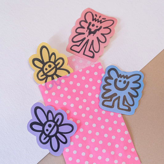 Papier thermique autocollant imprimé et découpé à la main pour un pack de 4 stickers différents.
 
Le pack comporte 1 stickers de chaque couleurs : Jaune, Rose, Violet et Bleu avec 3 visuels différents. Un visuels au hasard est donc en double.
 
Dimensions : Entre 5 et 7 cm