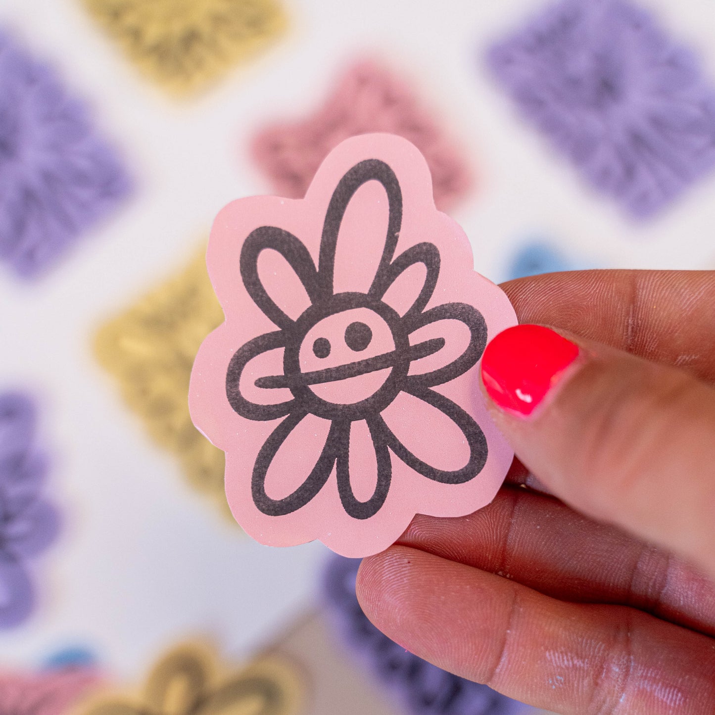 Pack Pad & Fleurs (4 Stickers) -Papier thermique autocollant imprimé et découpé à la main pour un pack de 4 stickers différents. Le pack comporte 1 stickers de chaque couleurs : Jaune, Rose, Violet et Bleu avec 3 visuels différents. Un visuels au hasard est donc en double. Dimensions : Entre 5 et 7 cm-Brunograffer