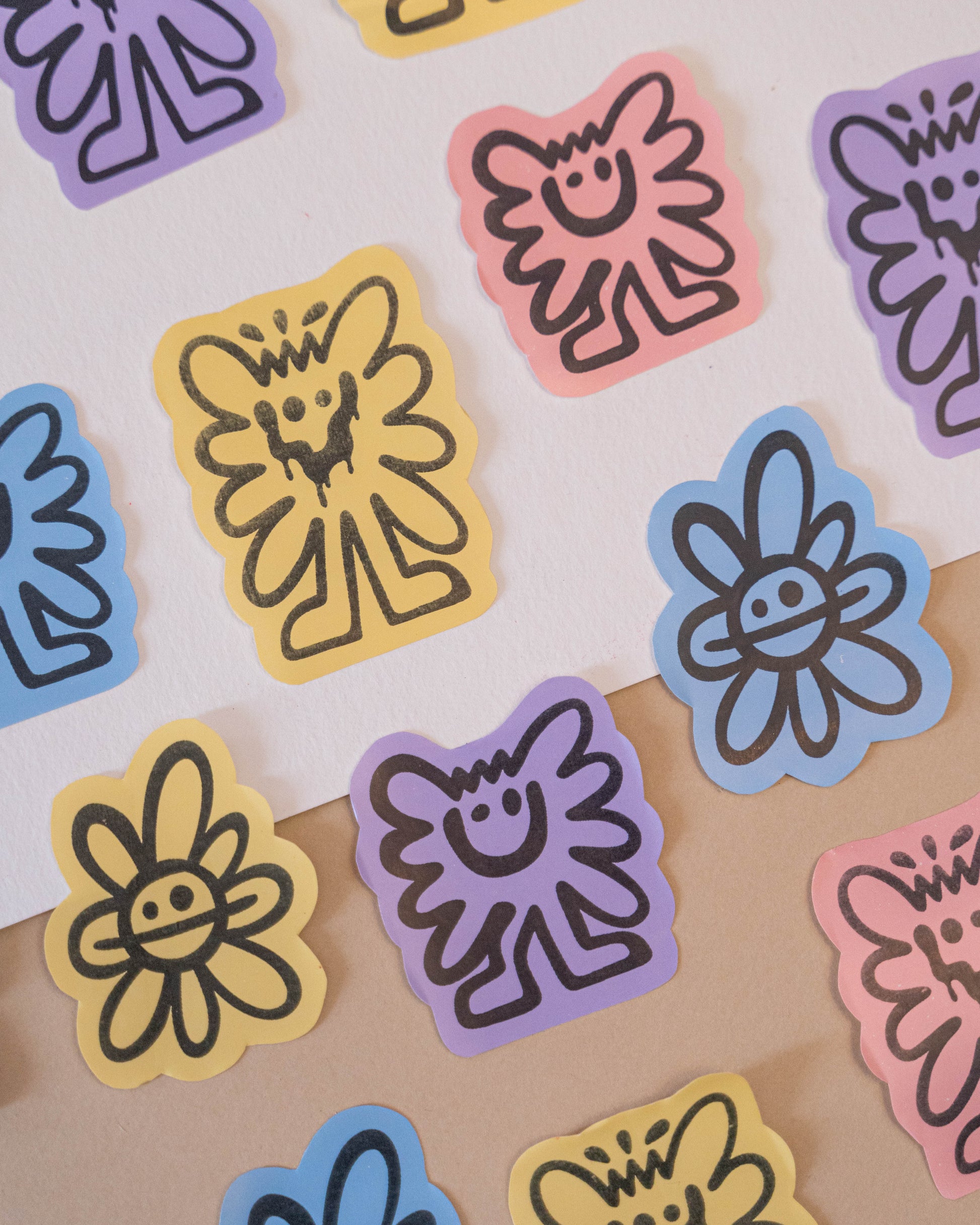 Pack Pad & Fleurs (4 Stickers) -Papier thermique autocollant imprimé et découpé à la main pour un pack de 4 stickers différents. Le pack comporte 1 stickers de chaque couleurs : Jaune, Rose, Violet et Bleu avec 3 visuels différents. Un visuels au hasard est donc en double. Dimensions : Entre 5 et 7 cm-Brunograffer