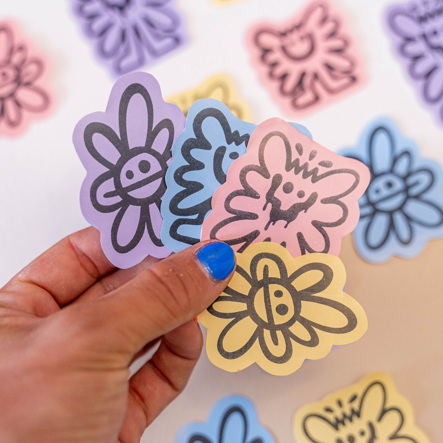 Pack Pad & Fleurs (4 Stickers) -Papier thermique autocollant imprimé et découpé à la main pour un pack de 4 stickers différents. Le pack comporte 1 stickers de chaque couleurs : Jaune, Rose, Violet et Bleu avec 3 visuels différents. Un visuels au hasard est donc en double. Dimensions : Entre 5 et 7 cm-Brunograffer