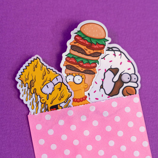 Illustrations digitales pour les emotes de la chaine de stream en live sur Twitch maintenant disponibles en planche de stickers.
Ce pack de 3 stickers comprend :
— Bart Dégoulinant
3,5 x 5,2 cm
— Marge Burger
3,7 x 7,2 cm
— Homer Donut
4,7 x 5,4 cm
 
Les illustrations sont réalisées sur tablette iPad avec Procreate puis imprimée. Les autocollants sont résistant aux poussières et aux éclaboussures. Veillez bien à les coller sur une surface lisse, propre et sèche pour un bon maintient. Par exemple sur un casque, un vélo, un frigo, une porte, le dos d'un téléphone, etc.
Matériaux : Sticker Vinyl Mat avec effet holographique