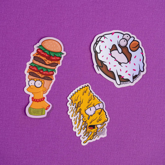 Boutique Art de Brunograffer - Illustrations digitales pour les emotes de la chaine de stream en live sur Twitch maintenant disponibles en planche de stickers.
Ce pack de 3 stickers comprend :
— Bart Dégoulinant
3,5 x 5,2 cm
— Marge Burger
3,7 x 7,2 cm
— Homer Donut
4,7 x 5,4 cm
 
Les illustrations sont réalisées sur tablette iPad avec Procreate puis imprimée. Les autocollants sont résistant aux poussières et aux éclaboussures. Veillez bien à les coller sur une surface lisse, propre et sèche pour un bon maintient. Par exemple sur un casque, un vélo, un frigo, une porte, le dos d'un téléphone, etc.
Matériaux : Sticker Vinyl Mat avec effet holographique