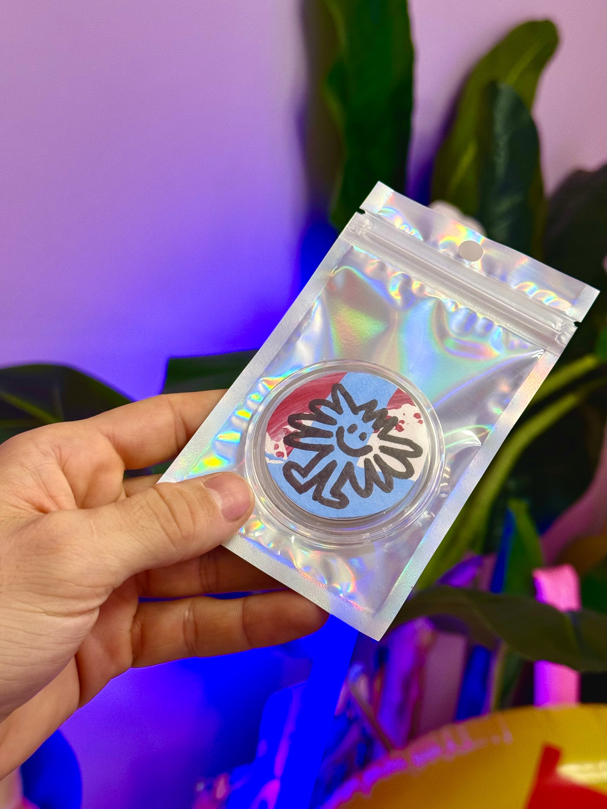 Pins Pad -Dessin réalisé à la main sur du papier épais 300g pour un Pins unique de 6cm de diamètre. Exemplaire à collectionner, vous en recevez au hasard. Ils sont tous différents, le petit personnage "Pad" est dessiné en couleur. Vous avez 10% de chance d'obtenir un Pad argenté et 5% de chance d'en obtenir un doré. Photographies non contractuelles.-Brunograffer