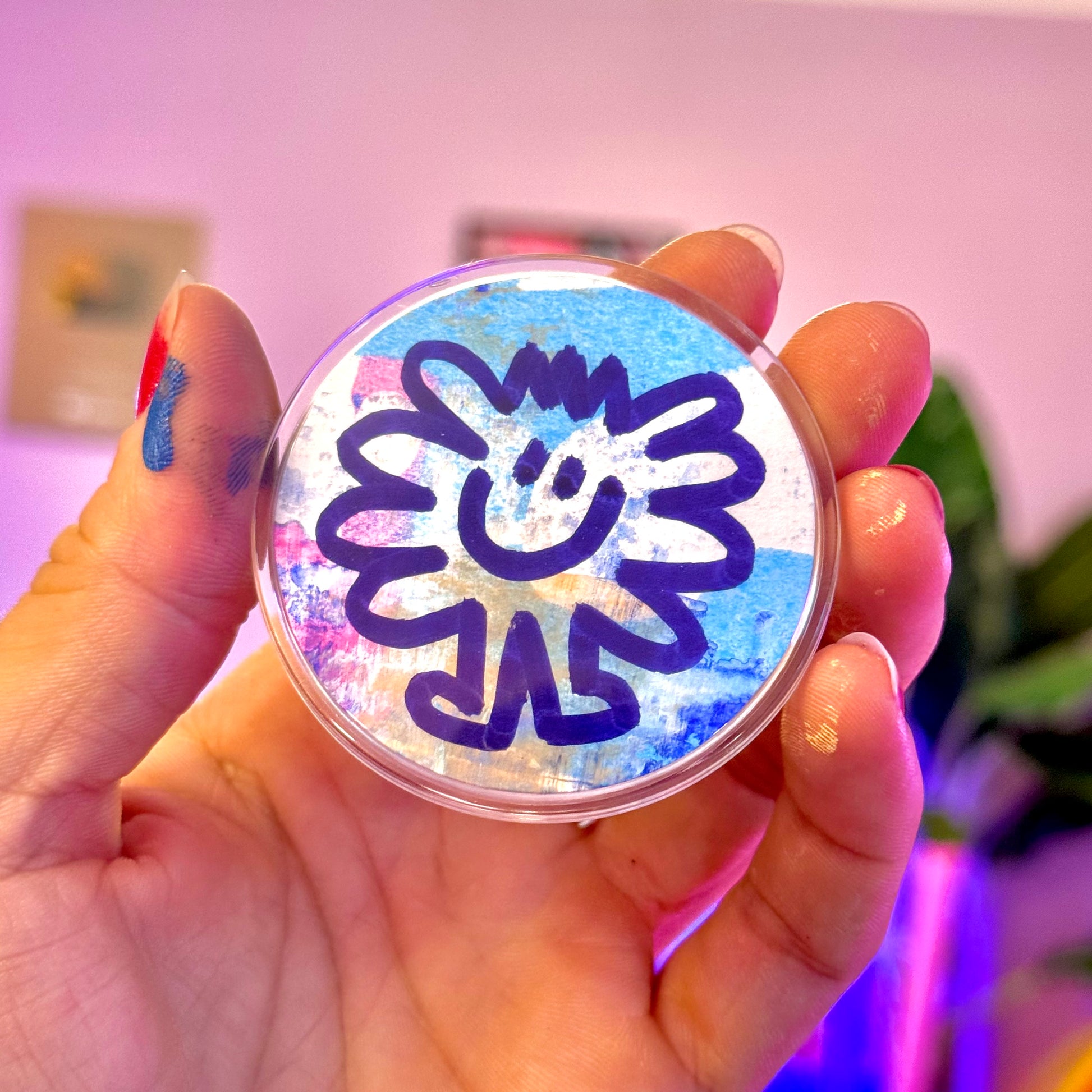 Pins Pad -Dessin réalisé à la main sur du papier épais 300g pour un Pins unique de 6cm de diamètre. Exemplaire à collectionner, vous en recevez au hasard. Ils sont tous différents, le petit personnage "Pad" est dessiné en couleur. Vous avez 10% de chance d'obtenir un Pad argenté et 5% de chance d'en obtenir un doré. Photographies non contractuelles.-Brunograffer