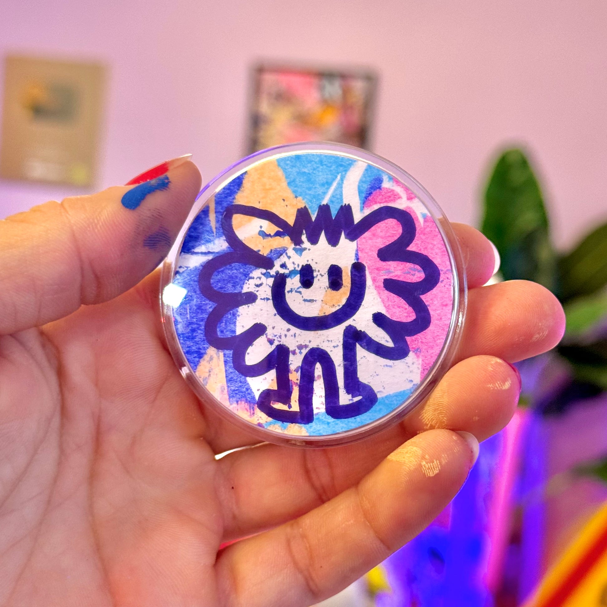 Pins Pad -Dessin réalisé à la main sur du papier épais 300g pour un Pins unique de 6cm de diamètre. Exemplaire à collectionner, vous en recevez au hasard. Ils sont tous différents, le petit personnage "Pad" est dessiné en couleur. Vous avez 10% de chance d'obtenir un Pad argenté et 5% de chance d'en obtenir un doré. Photographies non contractuelles.-Brunograffer