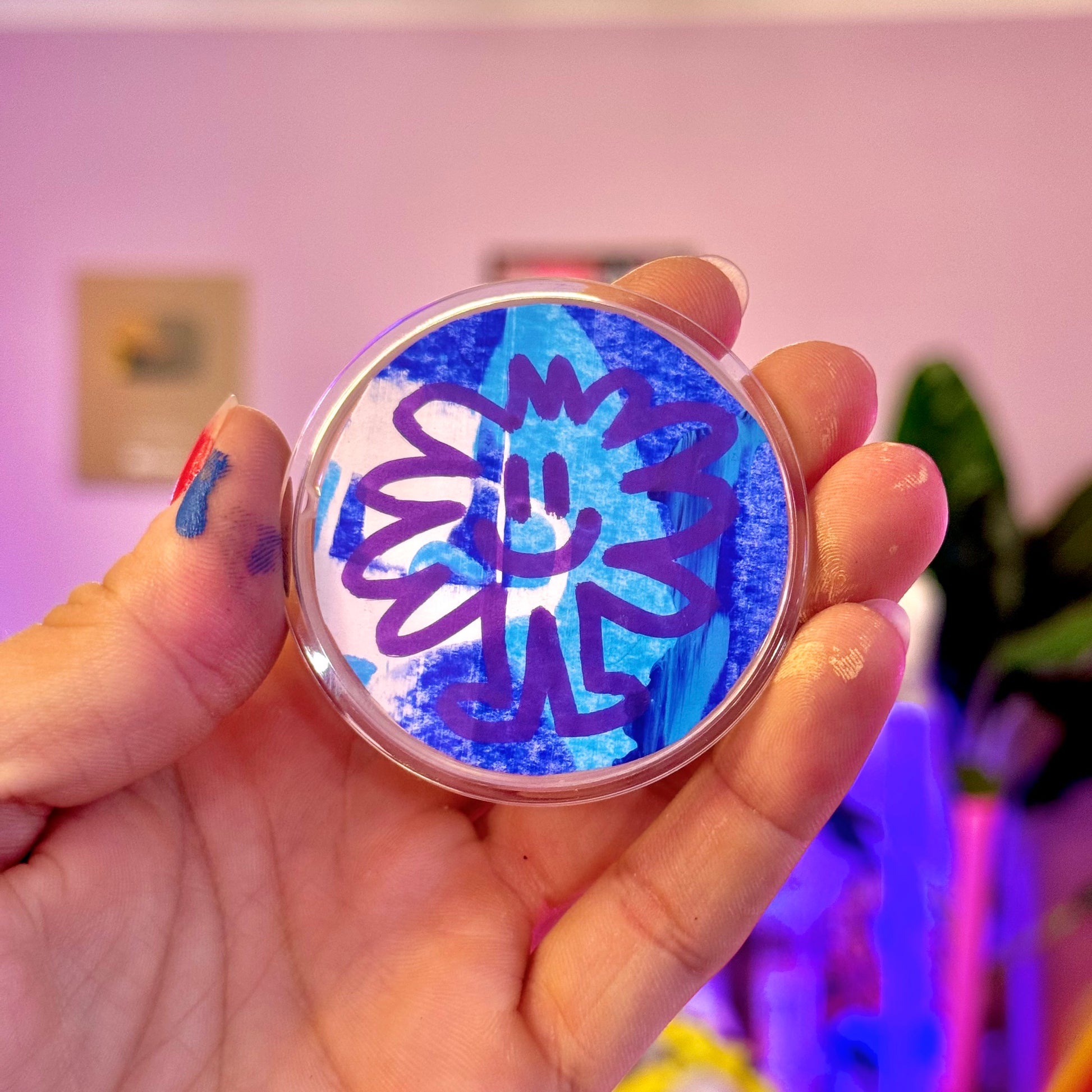 Pins Pad -Dessin réalisé à la main sur du papier épais 300g pour un Pins unique de 6cm de diamètre. Exemplaire à collectionner, vous en recevez au hasard. Ils sont tous différents, le petit personnage "Pad" est dessiné en couleur. Vous avez 10% de chance d'obtenir un Pad argenté et 5% de chance d'en obtenir un doré. Photographies non contractuelles.-Brunograffer