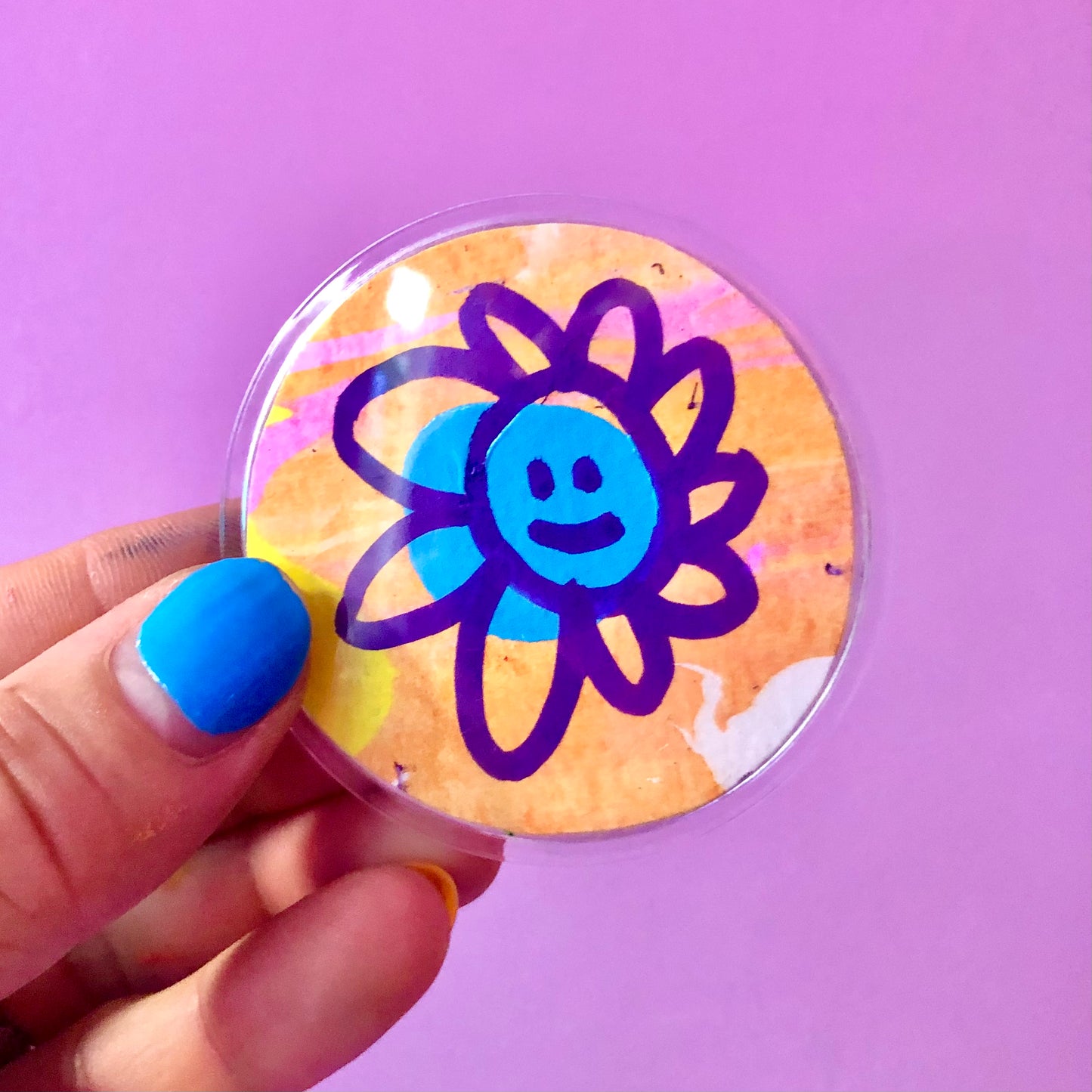 Pins fleur -Dessin réalisé à la main sur du papier épais 300g pour un Pins unique de 6cm de diamètre. Exemplaire à collectionner, vous en recevez au hasard. Ils sont tous différents, le petit personnage 