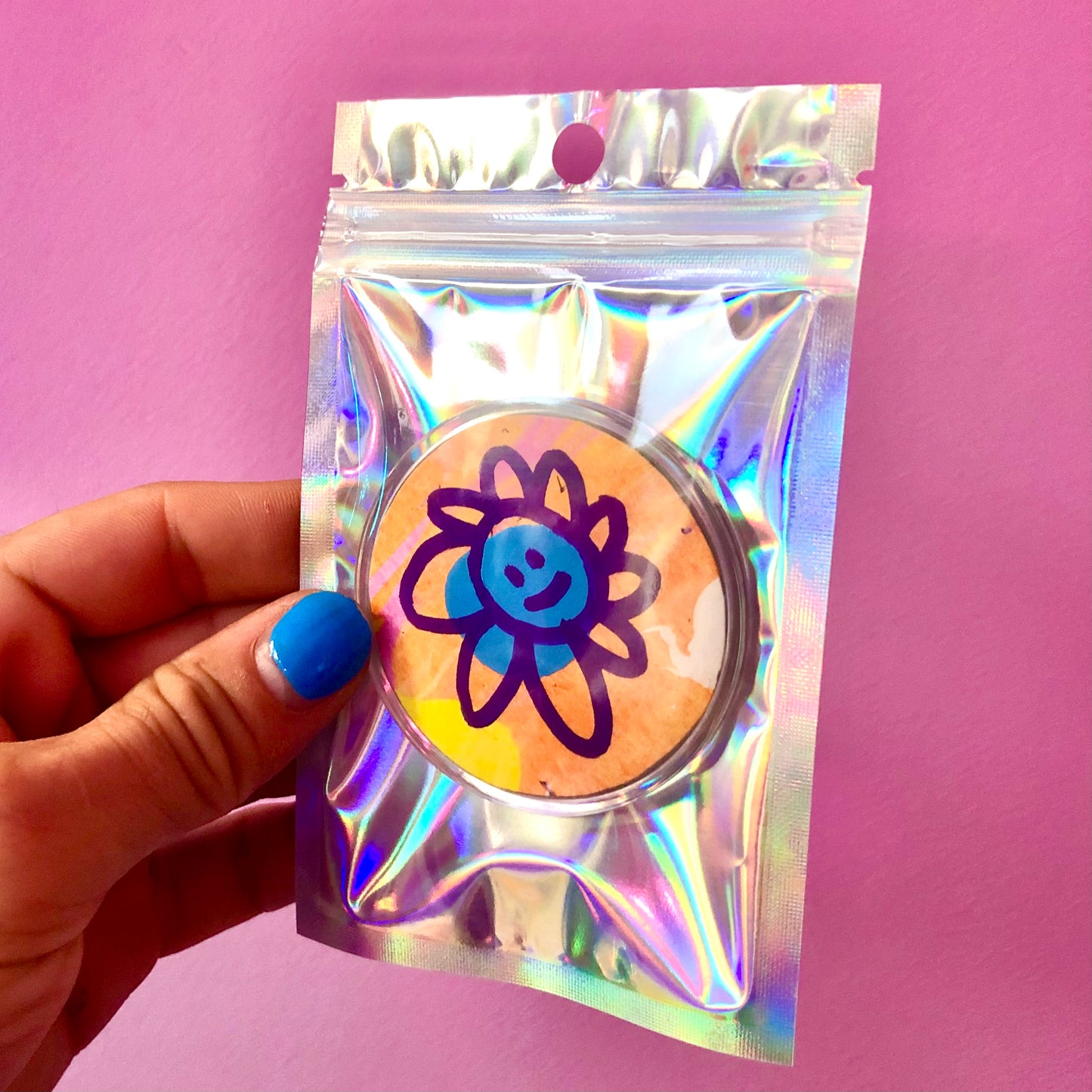 Pins fleur -Dessin réalisé à la main sur du papier épais 300g pour un Pins unique de 6cm de diamètre. Exemplaire à collectionner, vous en recevez au hasard. Ils sont tous différents, le petit personnage 