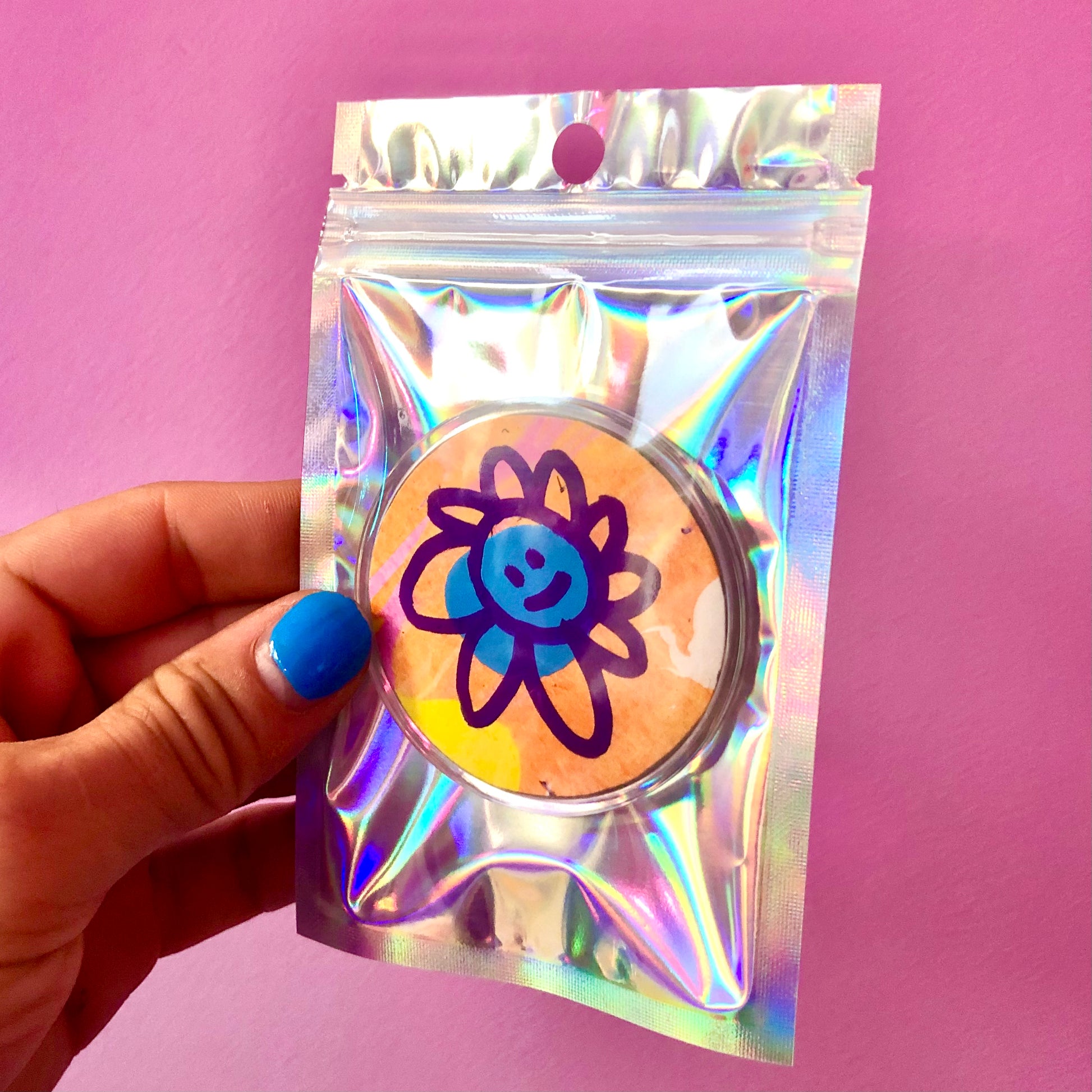 Pins fleur -Dessin réalisé à la main sur du papier épais 300g pour un Pins unique de 6cm de diamètre. Exemplaire à collectionner, vous en recevez au hasard. Ils sont tous différents, le petit personnage "Pad" est dessiné en couleur. Vous avez 10% de chance d'obtenir un Pad argenté et 5% de chance d'en obtenir un doré. Photographies non contractuelles.-Brunograffer