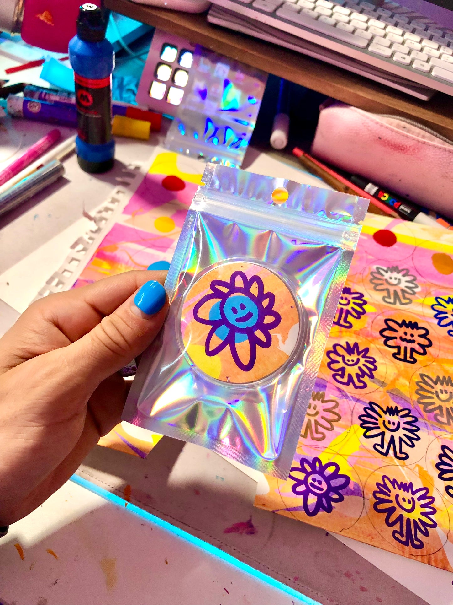 Pins fleur -Dessin réalisé à la main sur du papier épais 300g pour un Pins unique de 6cm de diamètre. Exemplaire à collectionner, vous en recevez au hasard. Ils sont tous différents, le petit personnage 