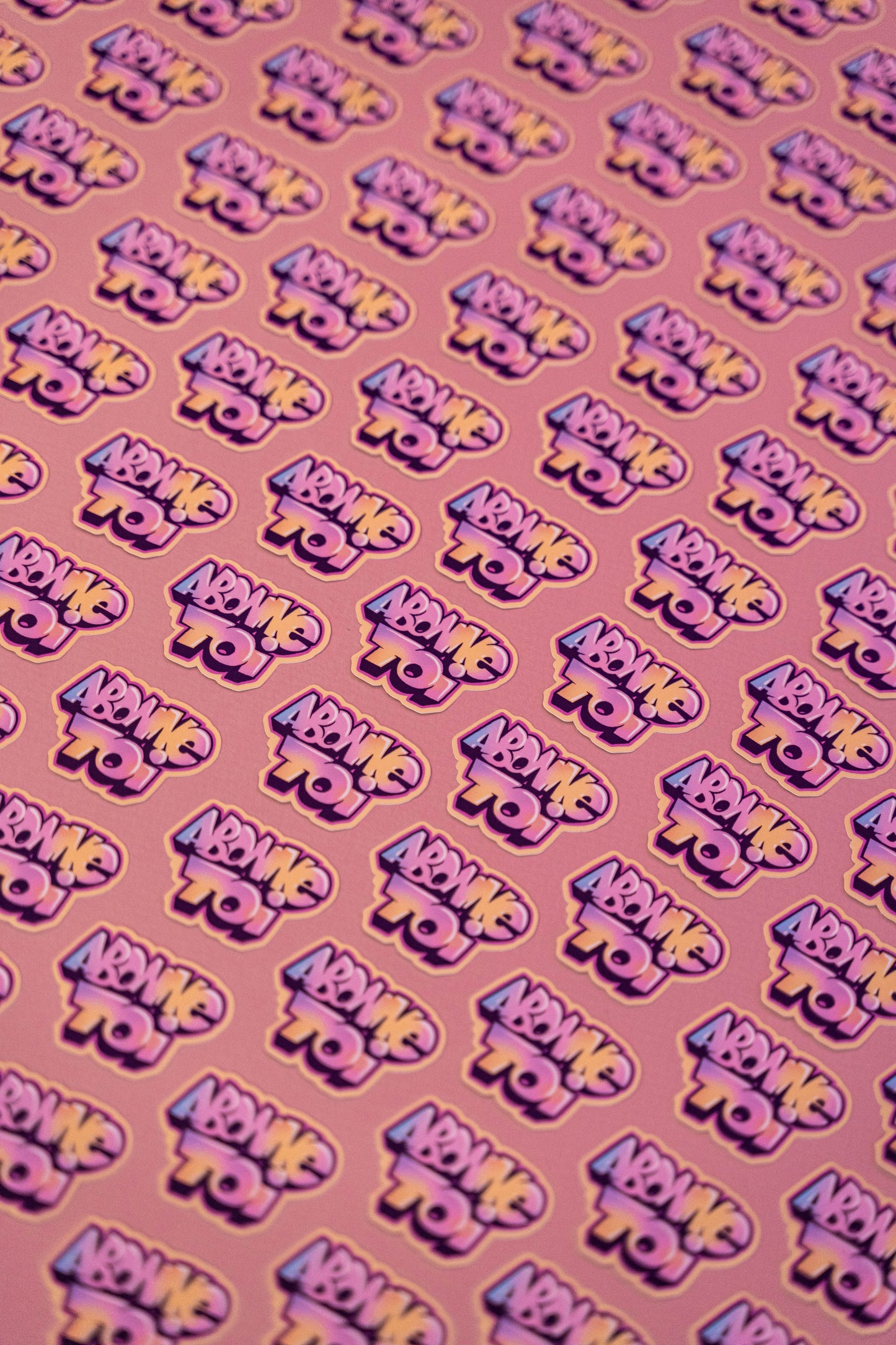 Sticker abonne-toi ! -Illustration digitale imprimée sur stickers vinyl mat. Une illustration digital réalisé sur tablette iPad avec Procreate puis imprimée. Les autocollants sont résistant aux poussières et aux éclaboussures. Veillez bien à les coller sur une surface lisse, propre et sèche pour un bon maintient. Par exemple sur un casque, un vélo, un frigo, une porte, le dos d'un téléphone, etc. Matériaux : Sticker Vinyle mat.Dimensions : 4,8 x 3,8cm Vendu à l'unité-Brunograffer