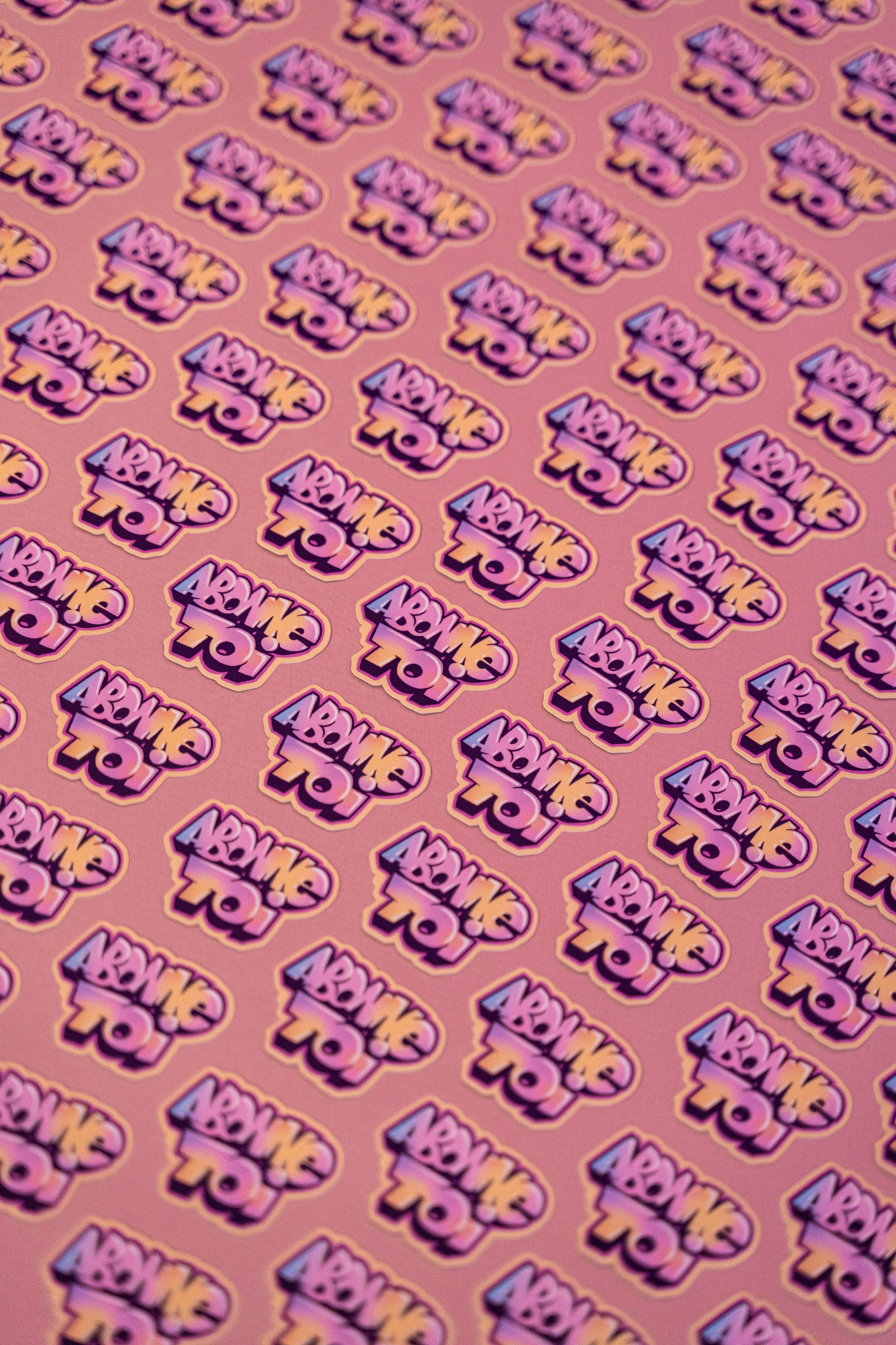 Sticker abonne-toi ! -Illustration digitale imprimée sur stickers vinyl mat. Une illustration digital réalisé sur tablette iPad avec Procreate puis imprimée. Les autocollants sont résistant aux poussières et aux éclaboussures. Veillez bien à les coller sur une surface lisse, propre et sèche pour un bon maintient. Par exemple sur un casque, un vélo, un frigo, une porte, le dos d'un téléphone, etc. Matériaux : Sticker Vinyle mat.Dimensions : 4,8 x 3,8cm Vendu à l'unité-Brunograffer