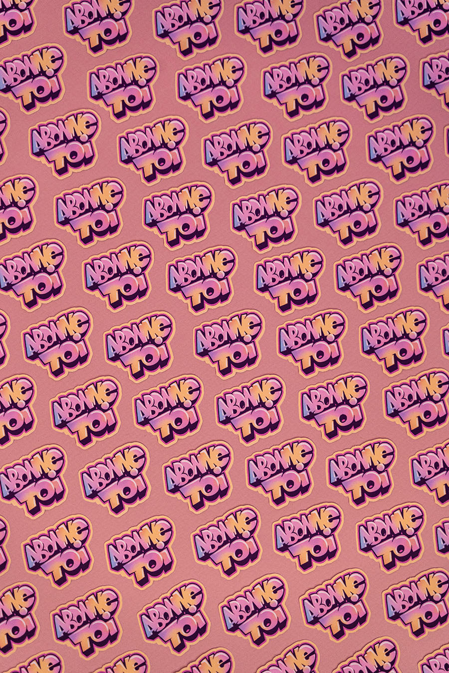 Sticker abonne-toi ! -Illustration digitale imprimée sur stickers vinyl mat. Une illustration digital réalisé sur tablette iPad avec Procreate puis imprimée. Les autocollants sont résistant aux poussières et aux éclaboussures. Veillez bien à les coller sur une surface lisse, propre et sèche pour un bon maintient. Par exemple sur un casque, un vélo, un frigo, une porte, le dos d'un téléphone, etc. Matériaux : Sticker Vinyle mat.Dimensions : 4,8 x 3,8cm Vendu à l'unité-Brunograffer